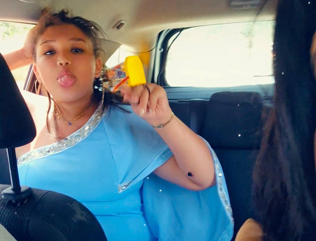 Sara a rejoint le concours — aidez-le/la à gagner de superbes lots ! auto_part, automotive_design, automotive_exterior, car, car_seat, car_seat_cover, dress, electric_blue, eyewear, family_car, finger, fun, gesture, head_restraint, motor_vehicle, passenger, person, seat_belt, travel, vehicle