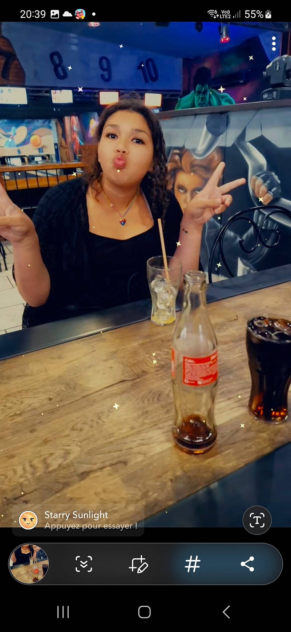 Sara a rejoint le concours — aidez-le/la à gagner de superbes lots ! alcohol, alcoholic_beverage, barware, bottle, carbonated_soft_drinks, distilled_beverage, drink, drinkware, event, finger, fun, glass, glass_bottle, hand, leisure, nail, person, photograph, snapshot, table