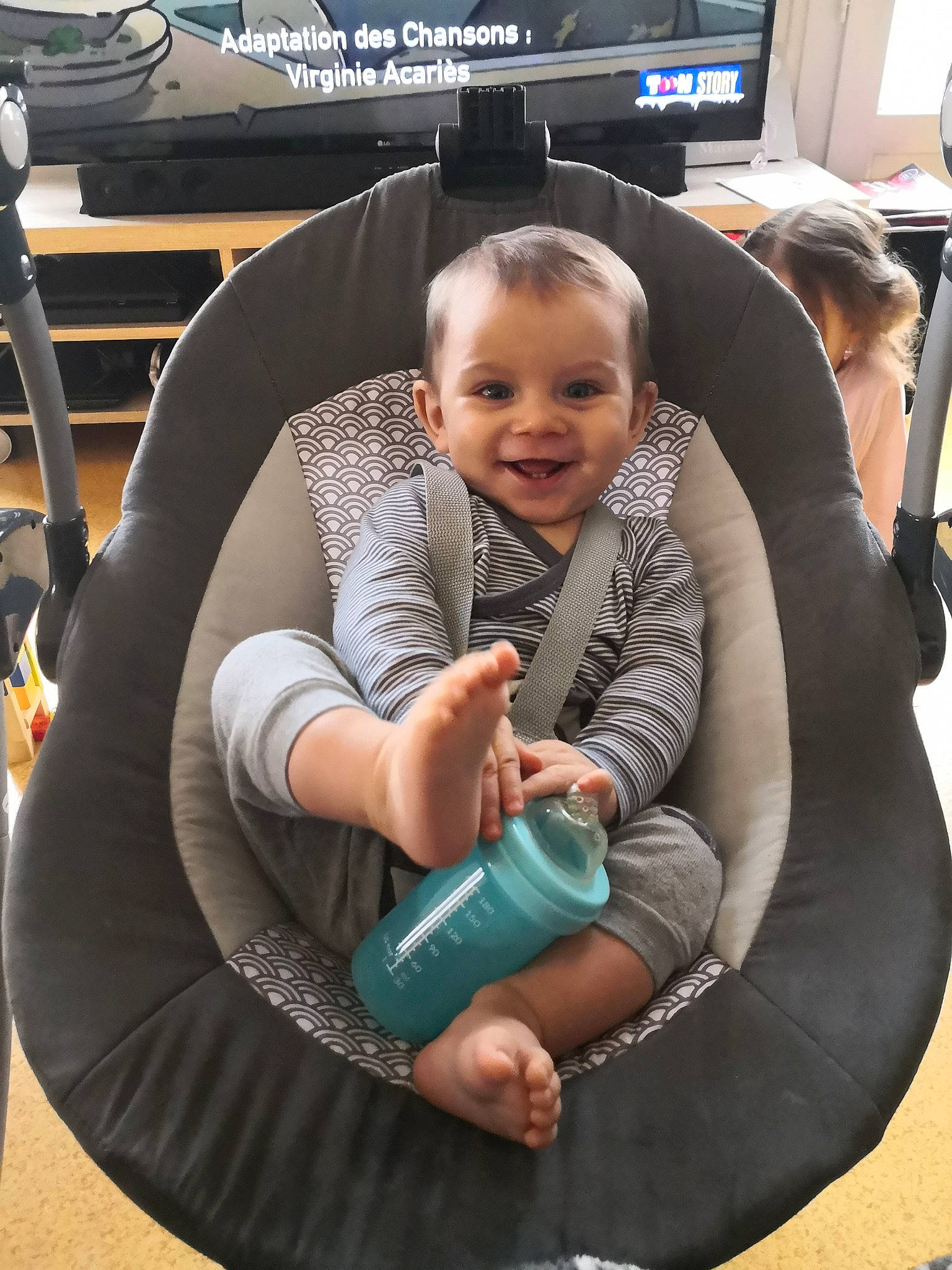 Milo a rejoint le concours — aidez-le/la à gagner de superbes lots ! auto_part, baby, car_seat, child, comfort, furniture, joy, person, product, sitting, toddler