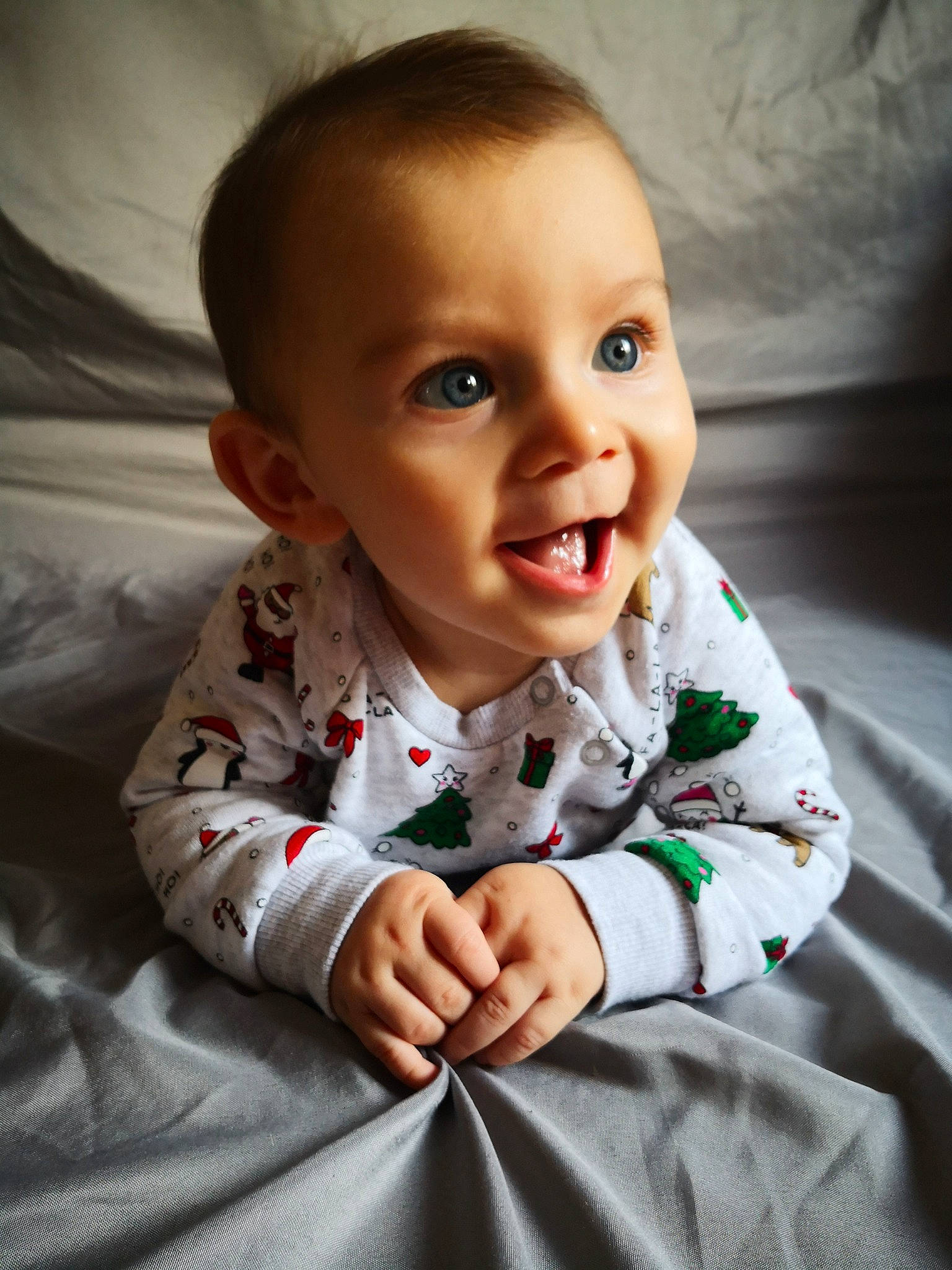 Milo participe au concours pour gagner de l'argent avec cette photo : baby, cheek, child, chin, eye, face, facial_expression, forehead, head, human, iris, joy, lip, mouth, nose, organ, person, photography, sitting, skin