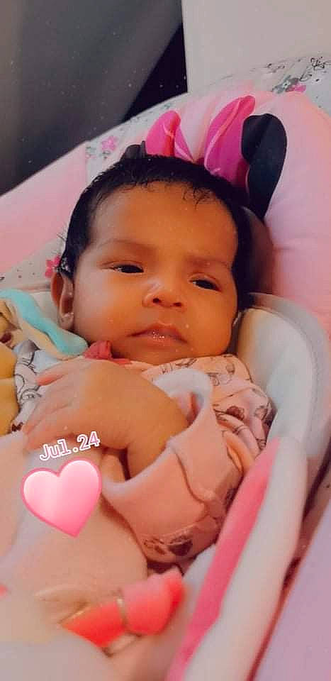 Dayana participe au concours pour gagner de l'argent avec cette photo : arm, baby, black_hair, cheek, comfort, eyelash, face, facial_expression, finger, gesture, hairstyle, happy, head, lip, mouth, organ, person, pink, skin, smile