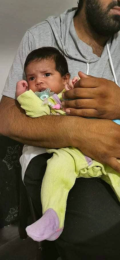 Dayana participe au concours pour gagner de l'argent avec cette photo : arm, baby, cheek, child, comfort, facial_expression, finger, gesture, hairstyle, hand, happy, head, human, interaction, lap, mouth, nail, person, skin, thumb