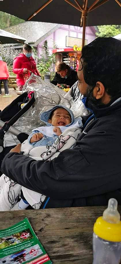 Dayana participe au concours pour gagner de l'argent avec cette photo : baby, baby_carriage, child, crowd, event, fun, hat, jacket, leisure, motor_vehicle, outerwear, pedestrian, person, public_event, recreation, sitting, street, t_shirt, toddler, tree