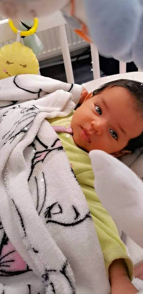 Dayana participe au concours pour gagner de l'argent avec cette photo : baby, baby_toddler_clothing, bedding, cheek, child, comfort, eyelash, facial_expression, felidae, happy, linens, mammal, nose, person, room, skin, textile, toddler, toy, vertebrate