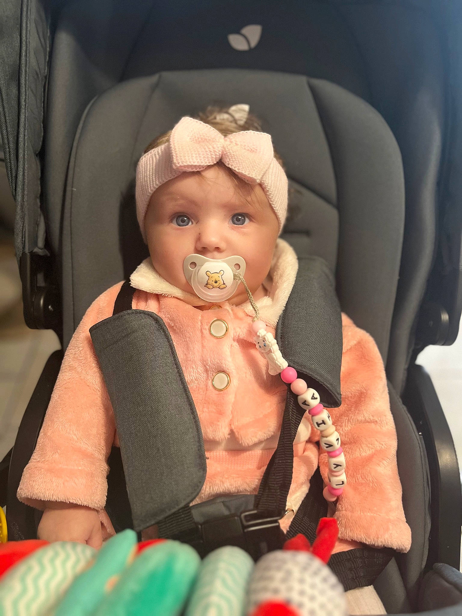 Lyvia a rejoint le concours — aidez-le/la à gagner de superbes lots ! auto_part, baby, baby_carriage, baby_products, baby_toddler_clothing, car, car_seat, car_seat_cover, cheek, child, comfort, doll, head_restraint, headwear, mammal, person, seat_belt, sitting, skin, stuffed_toy