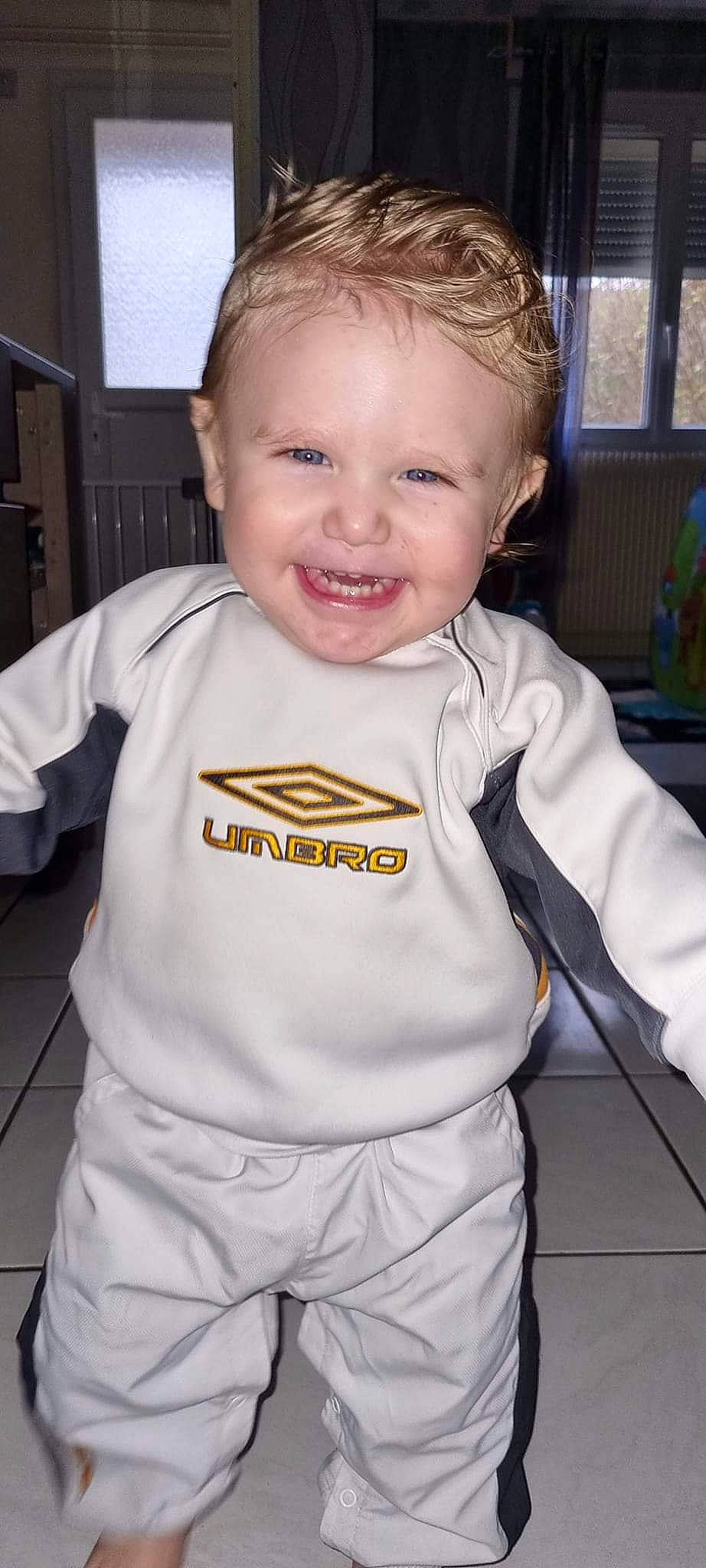 Younes participe au concours pour gagner de l'argent avec cette photo : baby, baby_toddler_clothing, cheek, child, eye, facial_expression, fun, gesture, hairstyle, happy, joy, long_sleeved_t_shirt, person, sleeve, smile, sportswear, t_shirt, toddler, top, uniform