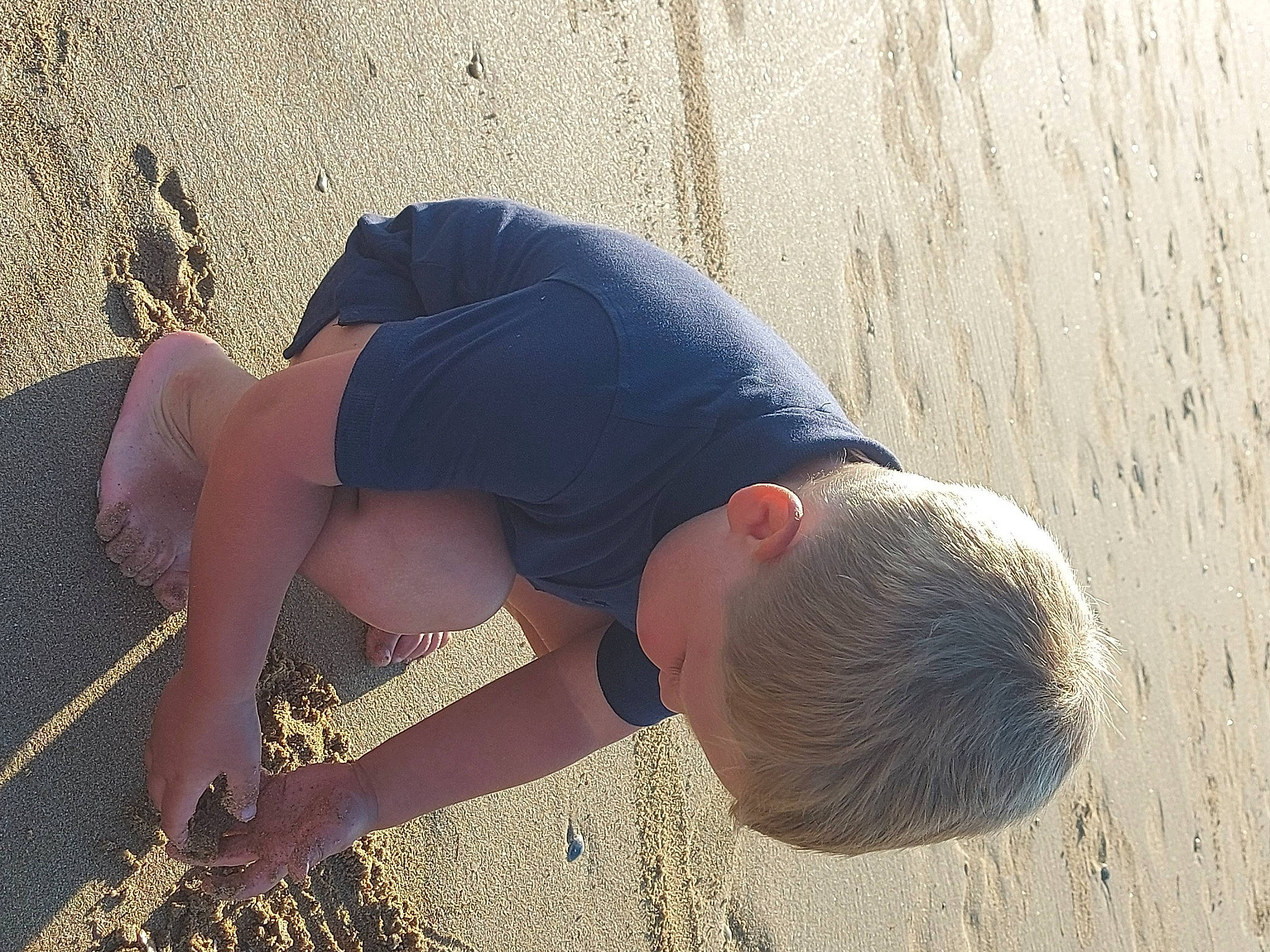 Younes participe au concours pour gagner de l'argent avec cette photo : elbow, eyewear, foot, fun, hand, happy, hat, human_body, human_leg, knee, landscape, leg, leisure, people_in_nature, person, sand, t_shirt, thigh, trunk, waist