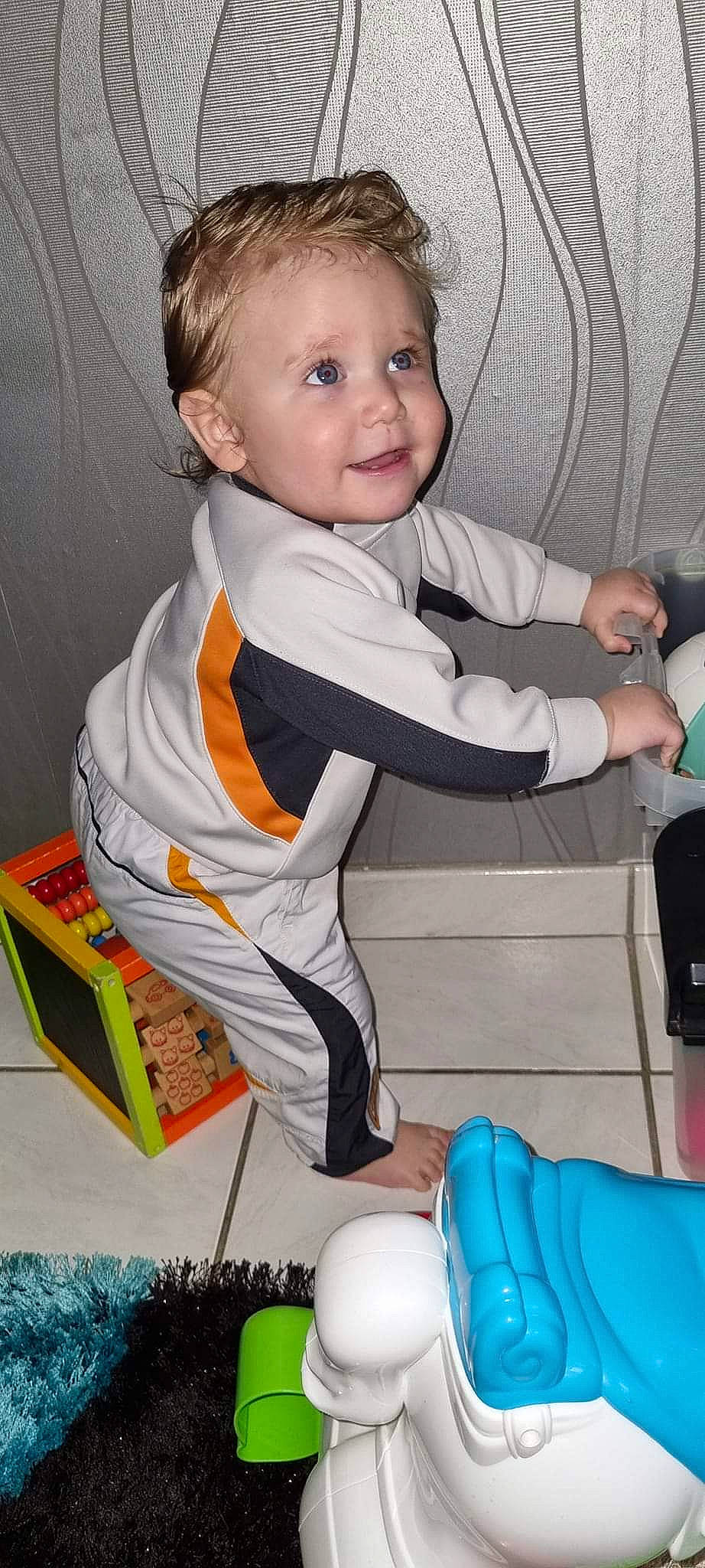 Younes a rejoint le concours — aidez-le/la à gagner de superbes lots ! baby, baby_products, baby_toddler_clothing, chair, child, comfort, elbow, flooring, fun, happy, lap, organ, person, room, sitting, sleeve, smile, sock, thigh, thumb