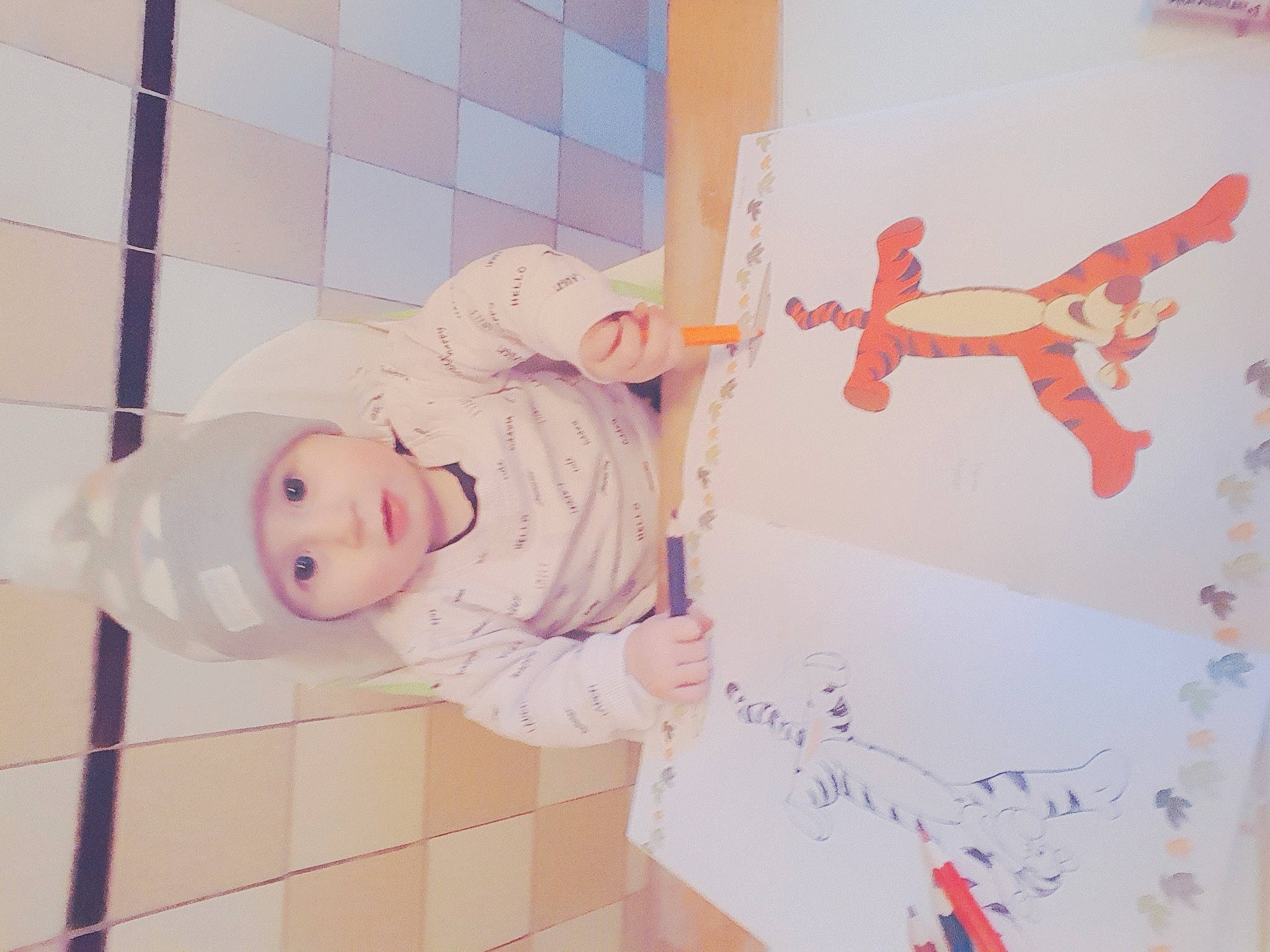 Maëlys participe au concours pour gagner de l'argent avec cette photo : art, baby, baby_products, baby_toddler_clothing, carmine, child, finger, floor, flooring, hand, happy, headwear, mammal, person, pink, product, room, smile, textile, toddler