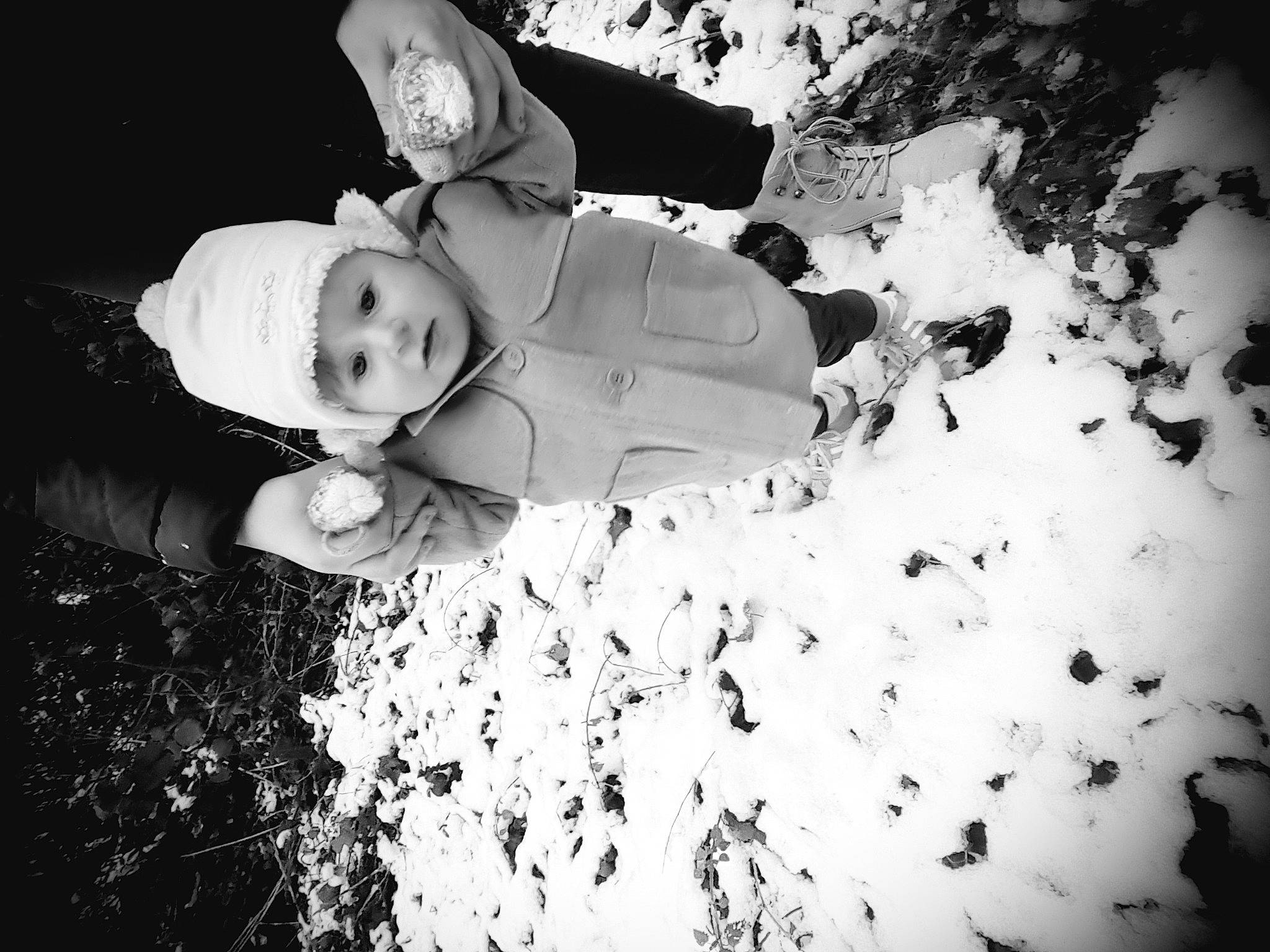 Maëlys participe au concours pour gagner de l'argent avec cette photo : art, baby, black, black_and_white, design, flash_photography, grass, happy, headwear, leaf, monochrome, monochrome_photography, nature, people_in_nature, person, petal, sky, smile, style, tints_and_shades