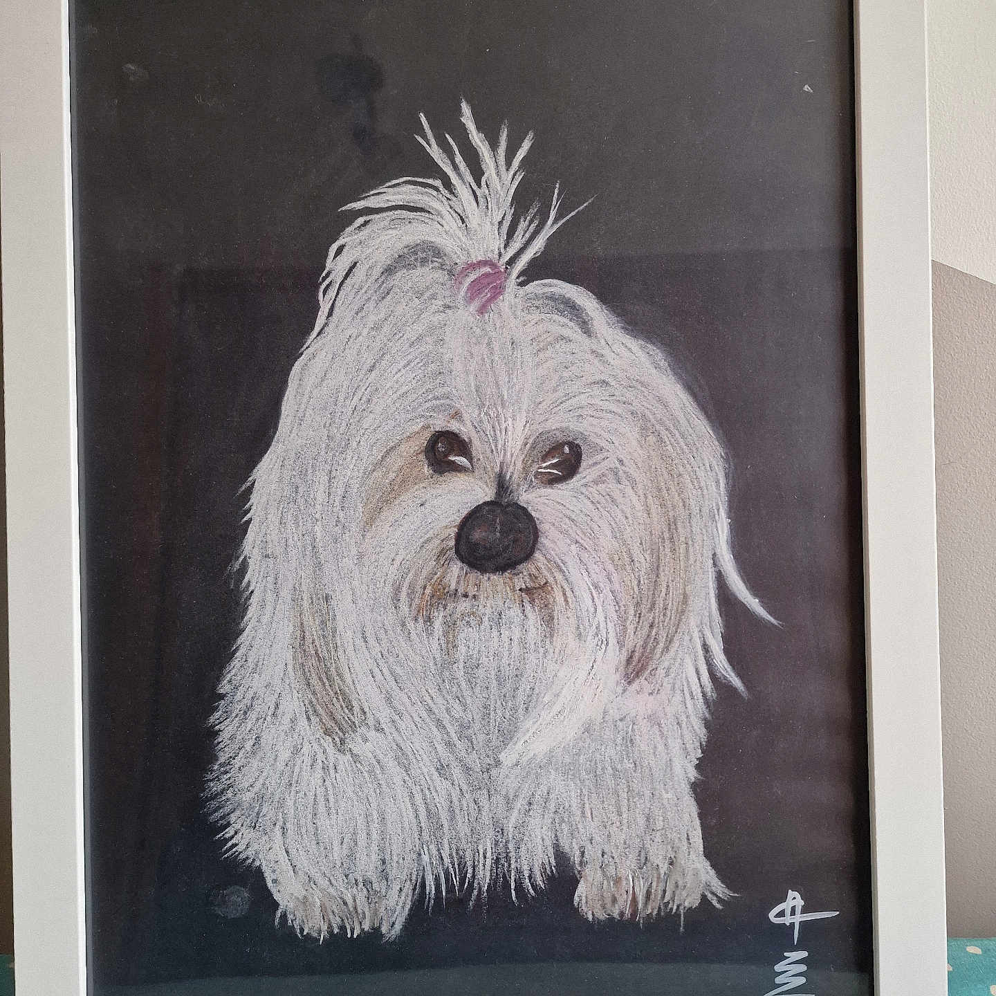Gaia participe au concours pour gagner de l'argent avec cette photo : animal_art, art, artwork, black_background, decor, dog, drawing, fluffy, frame, framed, hair_tie, illustration, indoor, pastel, pet_art, polka_dot, portrait, signature, table_surface, white_fur