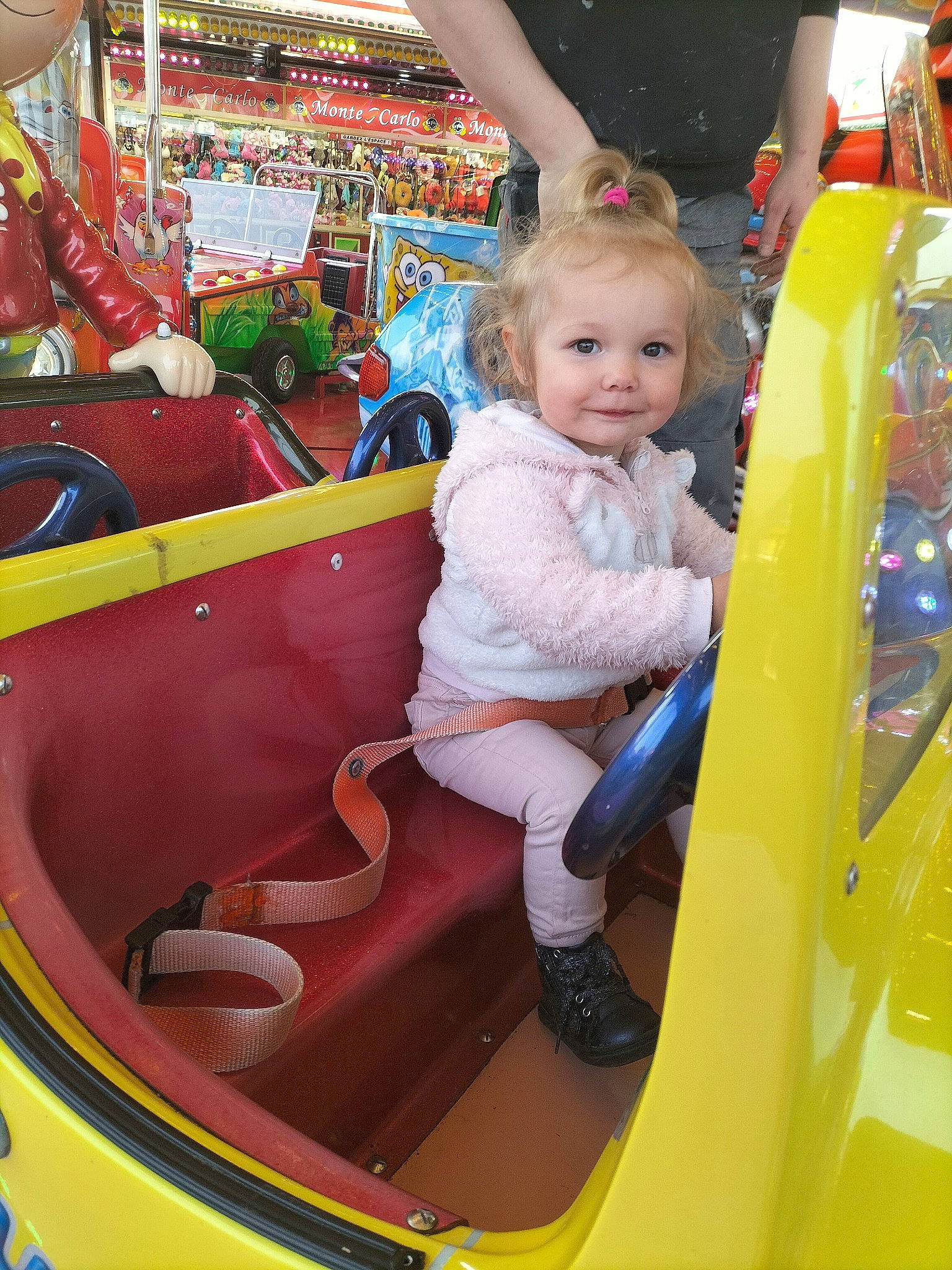 Aria a rejoint le concours — aidez-le/la à gagner de superbes lots ! amusement_park, amusement_ride, automotive_exterior, bumper, chute, city, event, fun, human_settlement, joy, leisure, motor_vehicle, person, photograph, playground, public_space, recreation, smile, snapshot, toddler