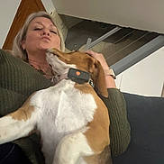 Vany participe au concours pour gagner de l'argent avec cette photo : woman, dog, couch, indoor, affection, pet, love, casual, sweater, watch, selfie, home, relaxation, beagle, furniture, interaction, person, face, companion, comfort