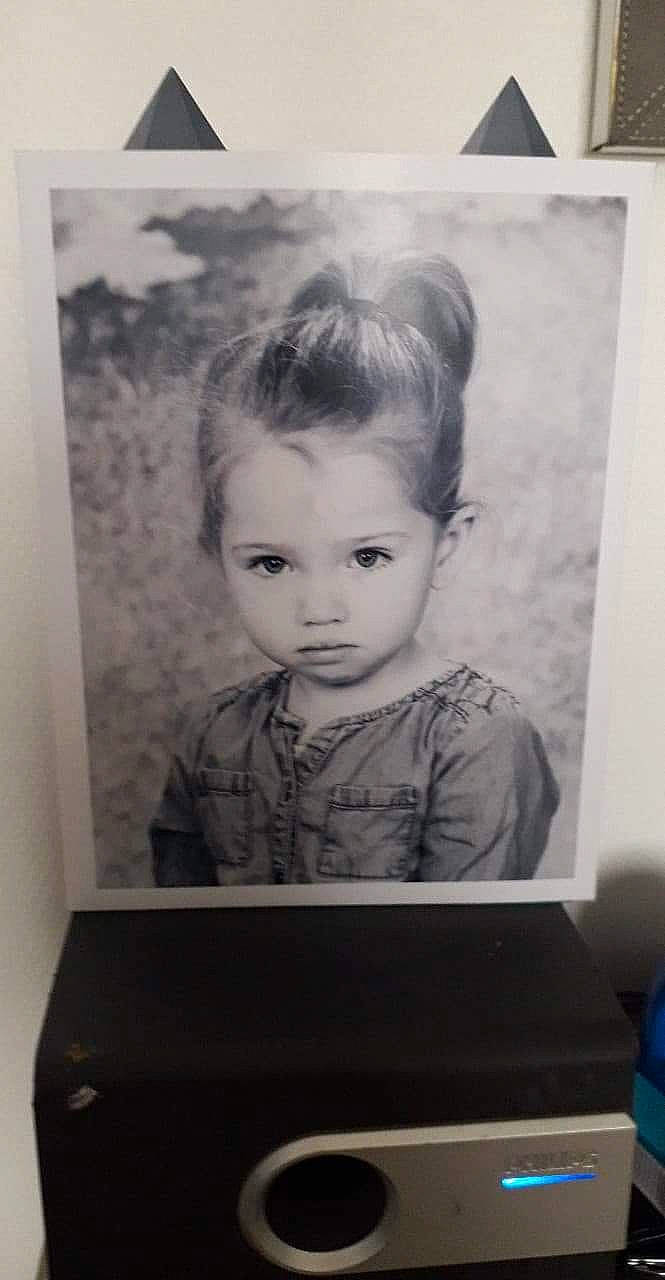 Inaya participe au concours pour gagner de l'argent avec cette photo : black_and_white, child, drawing, face, family, hairstyle, head, person, photograph, photographic_paper, photography, portrait, room, smile, snapshot, toddler