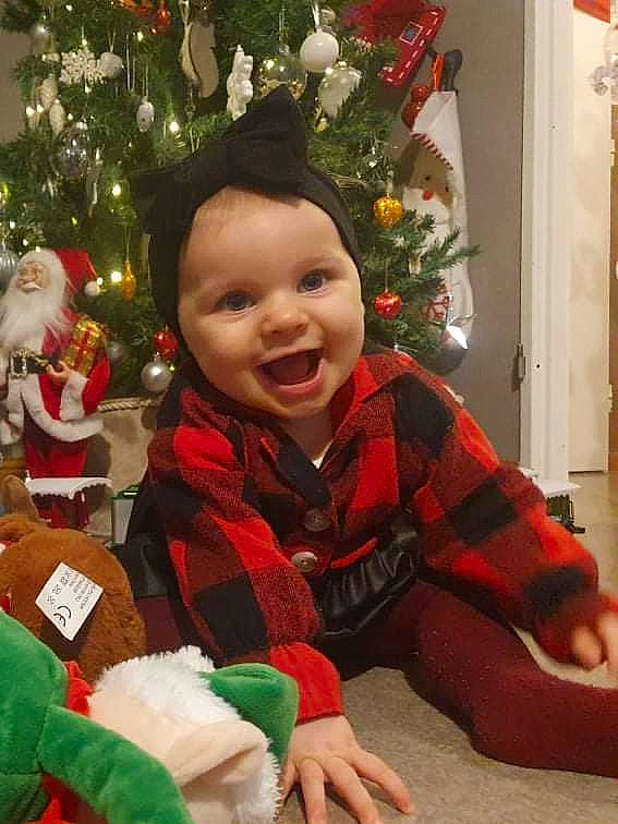 Maëly a rejoint le concours — aidez-le/la à gagner de superbes lots ! baby, baby_toddler_clothing, child, christmas, christmas_decoration, christmas_ornament, christmas_tree, event, fun, green, happy, headwear, holiday, holiday_ornament, lap, person, plant, red, smile, toddler