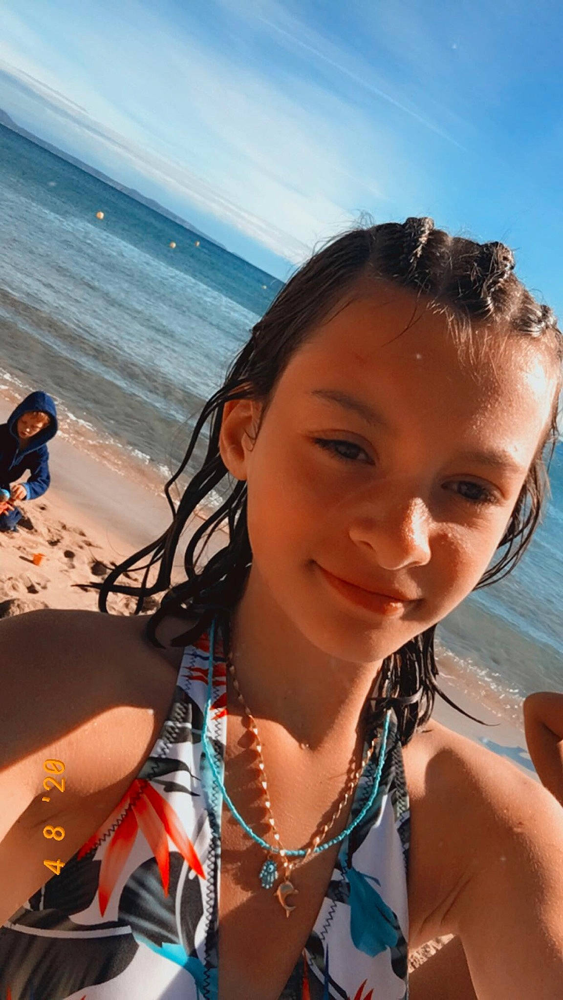 Marilyne participe au concours pour gagner de l'argent avec cette photo : azure, beach, blue, body_of_water, chin, cool, eyebrow, eyewear, flash_photography, happy, joy, leisure, lip, neck, people_on_beach, person, skin, sky, smile, summer