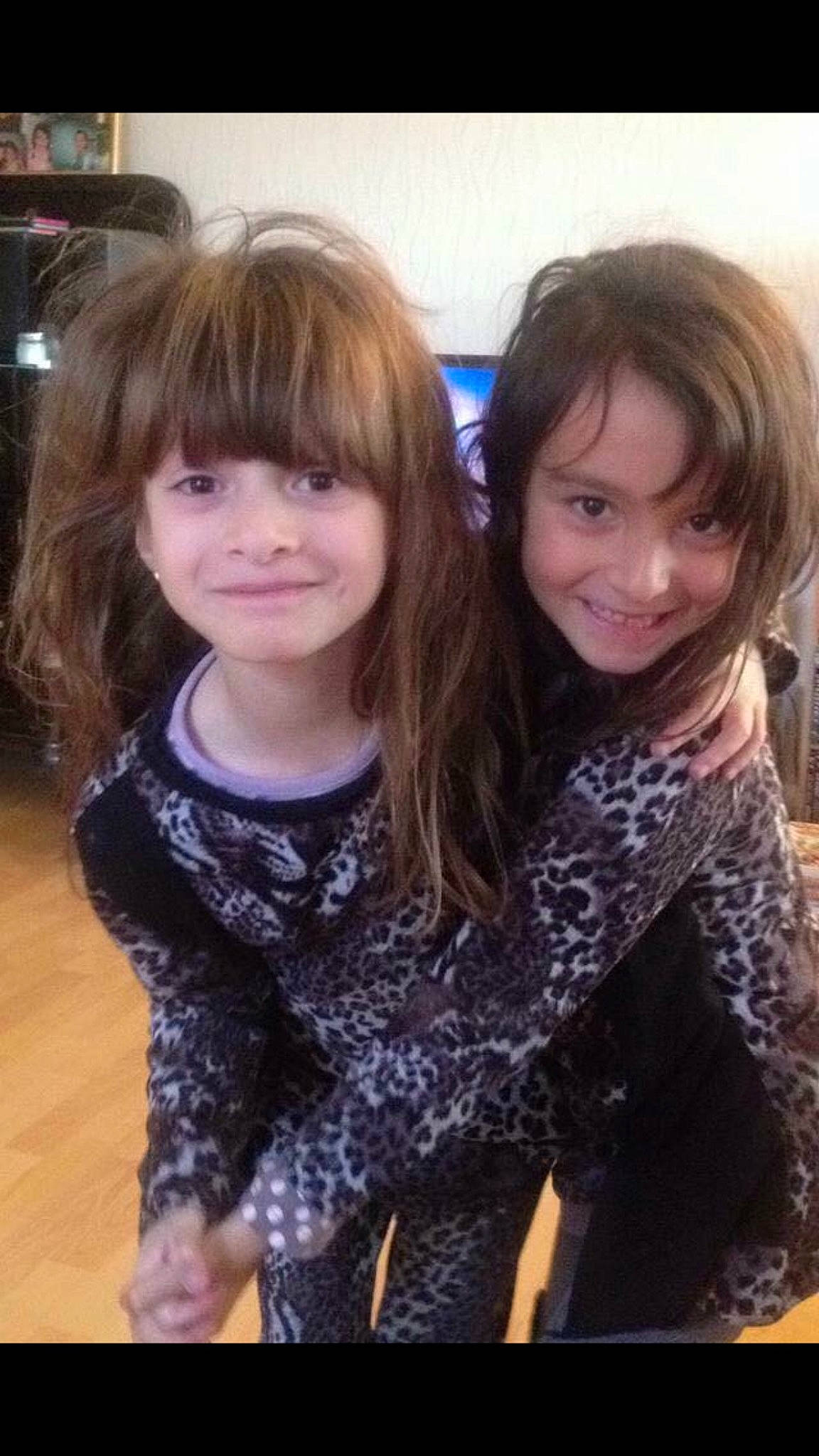 Marilyne Et Patrici participe au concours pour gagner de l'argent avec cette photo : bangs, blond, brown_hair, child, child_model, daughter, friendship, fun, girl, hair, hair_coloring, hairstyle, head, human_hair_color, joy, long_hair, person, product, sibling, smile