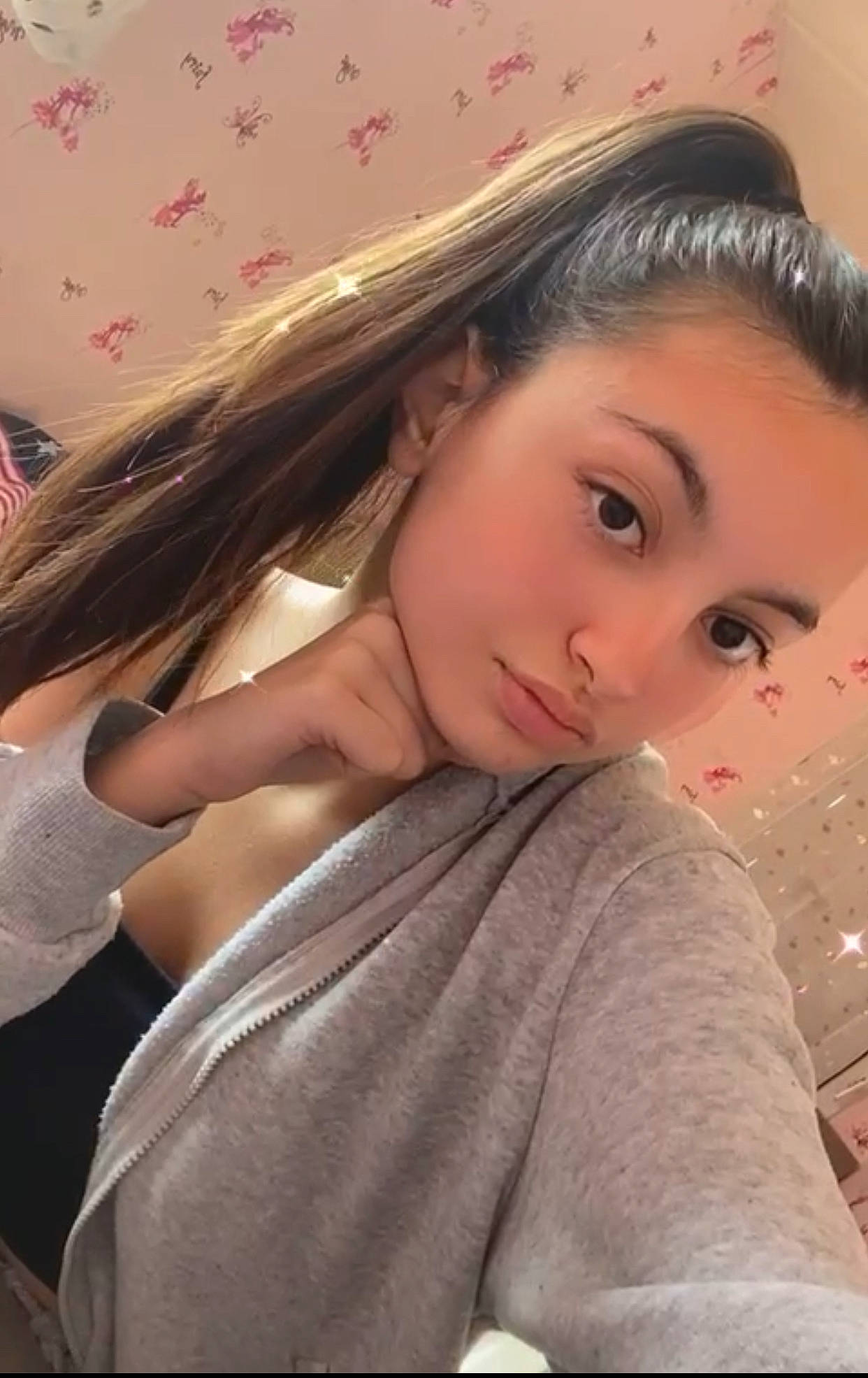 Juliette participe au concours pour gagner de l'argent avec cette photo : black_hair, brown_hair, cheek, child, chin, eyebrow, eyelash, facial_expression, fashion, fashion_design, flash_photography, happy, lip, long_hair, makeover, neck, person, pink, shoulder, skin