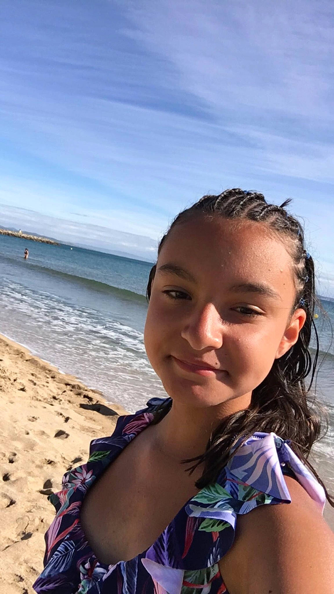 Patricia a rejoint le concours — aidez-le/la à gagner de superbes lots ! azure, beach, black_hair, body_of_water, chin, cloud, cool, flash_photography, happy, joy, lip, neck, people_in_nature, people_on_beach, person, shoulder, sky, smile, summer, sunlight