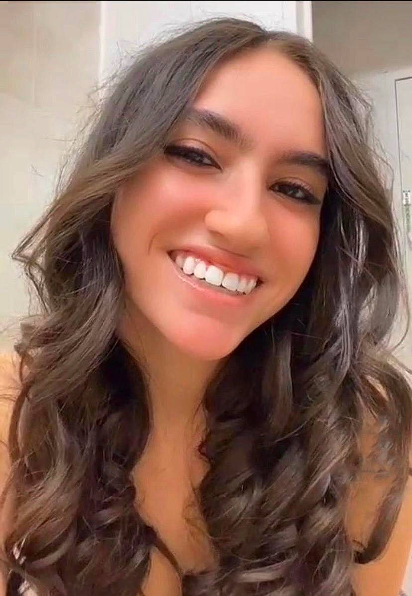 Salomé participe au concours pour gagner de l'argent avec cette photo : cheek, chin, eye, eyebrow, eyelash, face, facial_expression, flash_photography, forehead, happy, iris, jaw, joy, layered_hair, lip, makeover, mouth, neck, nose, person