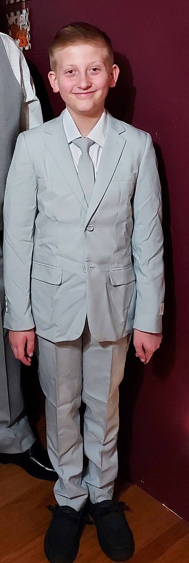 Cameron is registered to the contest to win money with this photo: blazer, button, collar, cuff, dress_shirt, event, fashion_accessory, fashion_design, fashion_model, formal_wear, gesture, grey, jacket, joy, person, pocket, sleeve, suit, thigh, uniform