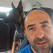 Luna a rejoint le concours — aidez-le/la à gagner de superbes lots ! man, dog, german_shepherd, car_interior, seat, selfie, beard, sunglasses, pet, animal, window, collar, seatbelt, blanket, brown, black, portrait, indoors, casual, companion