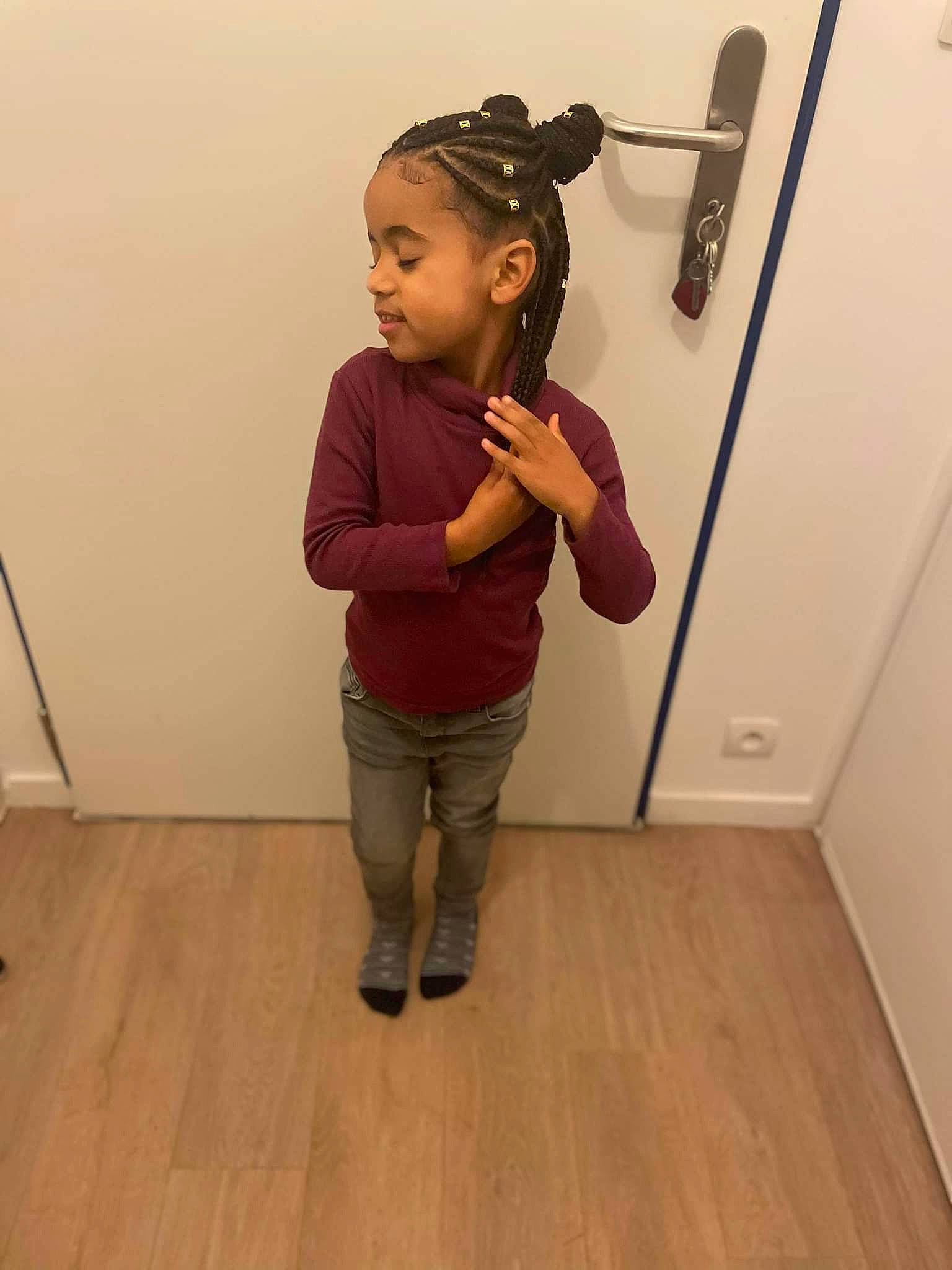 Luna participe au concours pour gagner de l'argent avec cette photo : child, door, elbow, floor, flooring, gesture, happy, hardwood, knee, laminate_flooring, person, plank, sleeve, thumb, toddler, trunk, varnish, waist, wood, wood_flooring