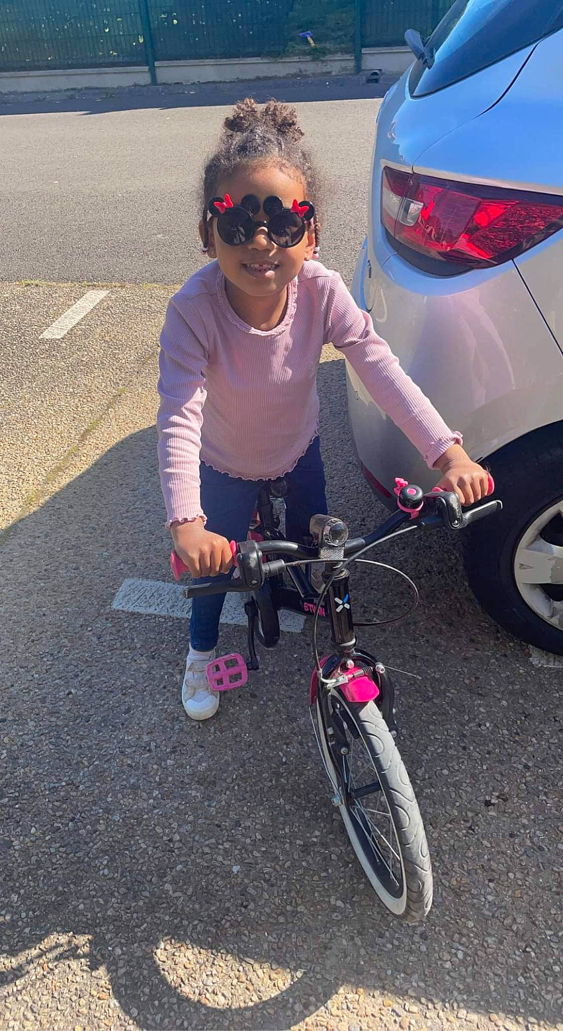 Luna a rejoint le concours — aidez-le/la à gagner de superbes lots ! asphalt, automotive_lighting, automotive_tire, bicycle_clothing, bicycle_fork, bicycle_frame, bicycle_handlebar, bicycle_tire, bicycle_wheel, bicycles_equipment_and_supplies, eyewear, joy, land_vehicle, motor_vehicle, person, photograph, sports_equipment, sunglasses, tire, trunk