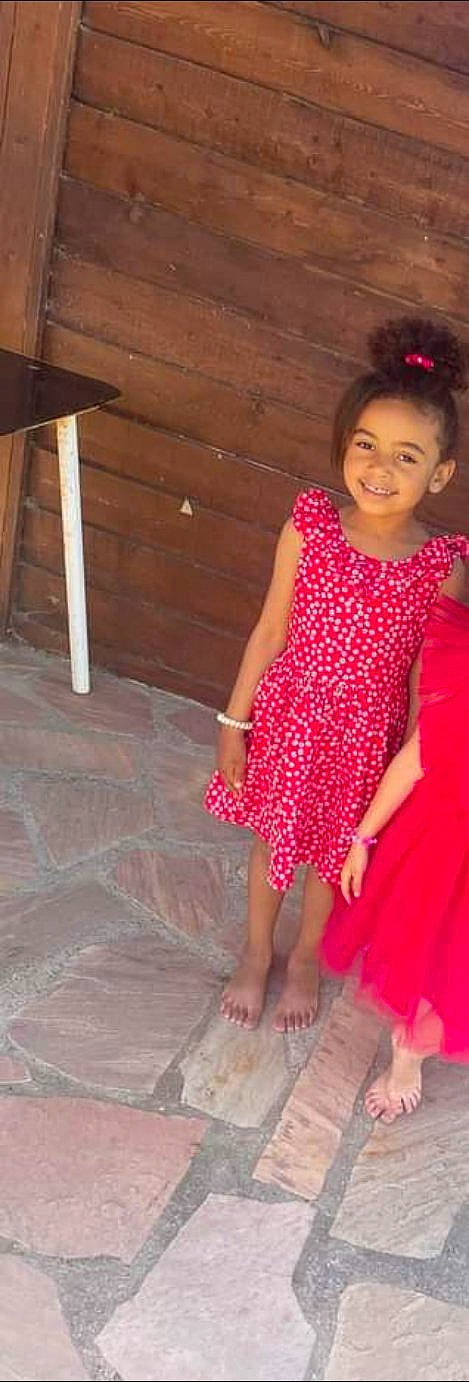 Luna participe au concours pour gagner de l'argent avec cette photo : baby_toddler_clothing, day_dress, dress, embellishment, face, fashion_design, happy, head, human_body, human_leg, joy, magenta, one_piece_garment, person, pink, skin, sleeve, smile, thigh, toddler