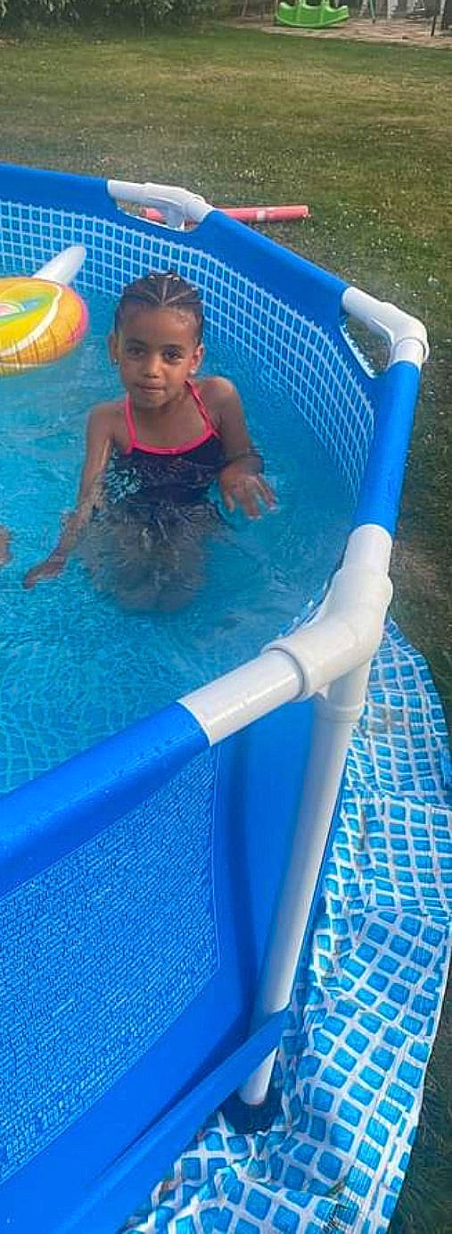 Luna participe au concours pour gagner de l'argent avec cette photo : azure, bathing, blue, child, chute, composite_material, electric_blue, fun, leisure, leisure_centre, nonbuilding_structure, person, plastic, play, recreation, swimming_pool, thigh, toddler, water