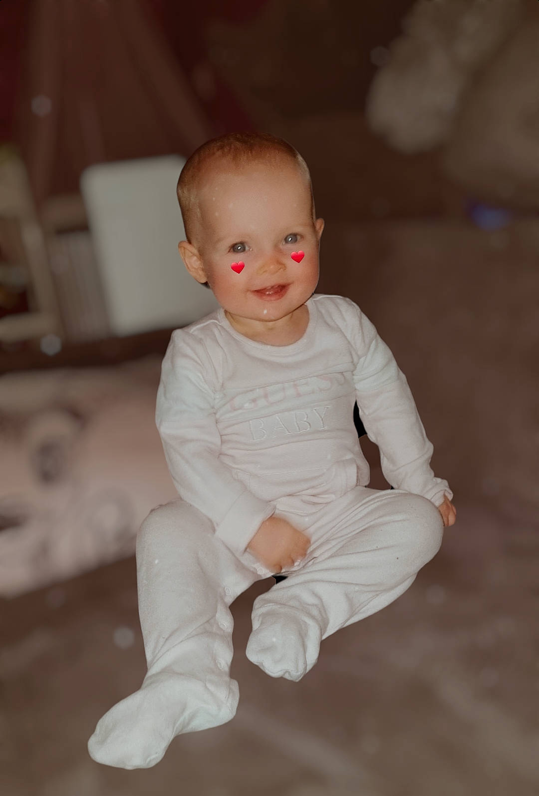 Léna a rejoint le concours — aidez-le/la à gagner de superbes lots ! baby, baby_toddler_clothing, cheek, chin, comfort, eye, flash_photography, floor, flooring, foot, fun, fur, happy, iris, joy, person, portrait_photography, sitting, sleeve, smile