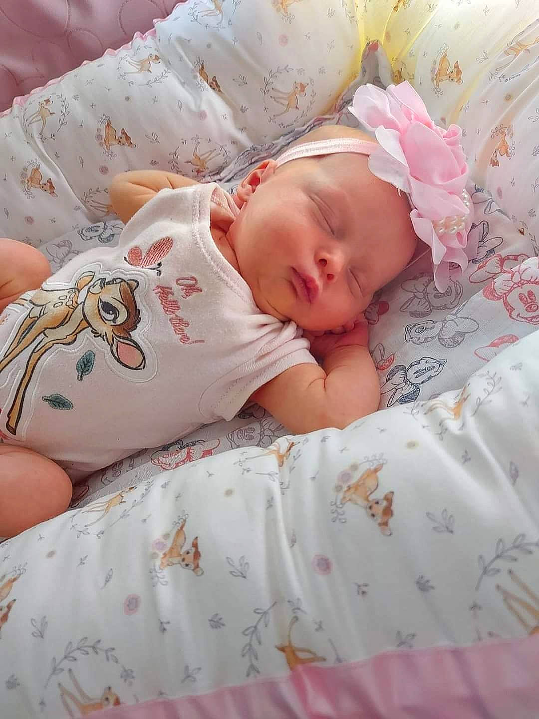 Lena participe au concours pour gagner de l'argent avec cette photo : baby, baby_products, baby_sleeping, baby_toddler_clothing, bedding, bedtime, child, comfort, event, flesh, hat, headwear, linens, nap, pattern, person, room, skin, sleep, sleeve