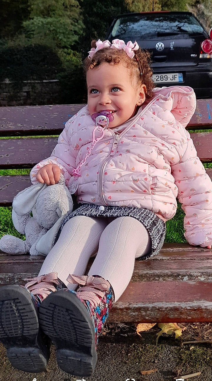 Lunna a rejoint le concours — aidez-le/la à gagner de superbes lots ! baby_toddler_clothing, beauty, blond, child, cool, grass, hairstyle, happy, human_leg, joy, knee, leg, lip, pattern, person, pink, sitting, sleeve, smile, sock