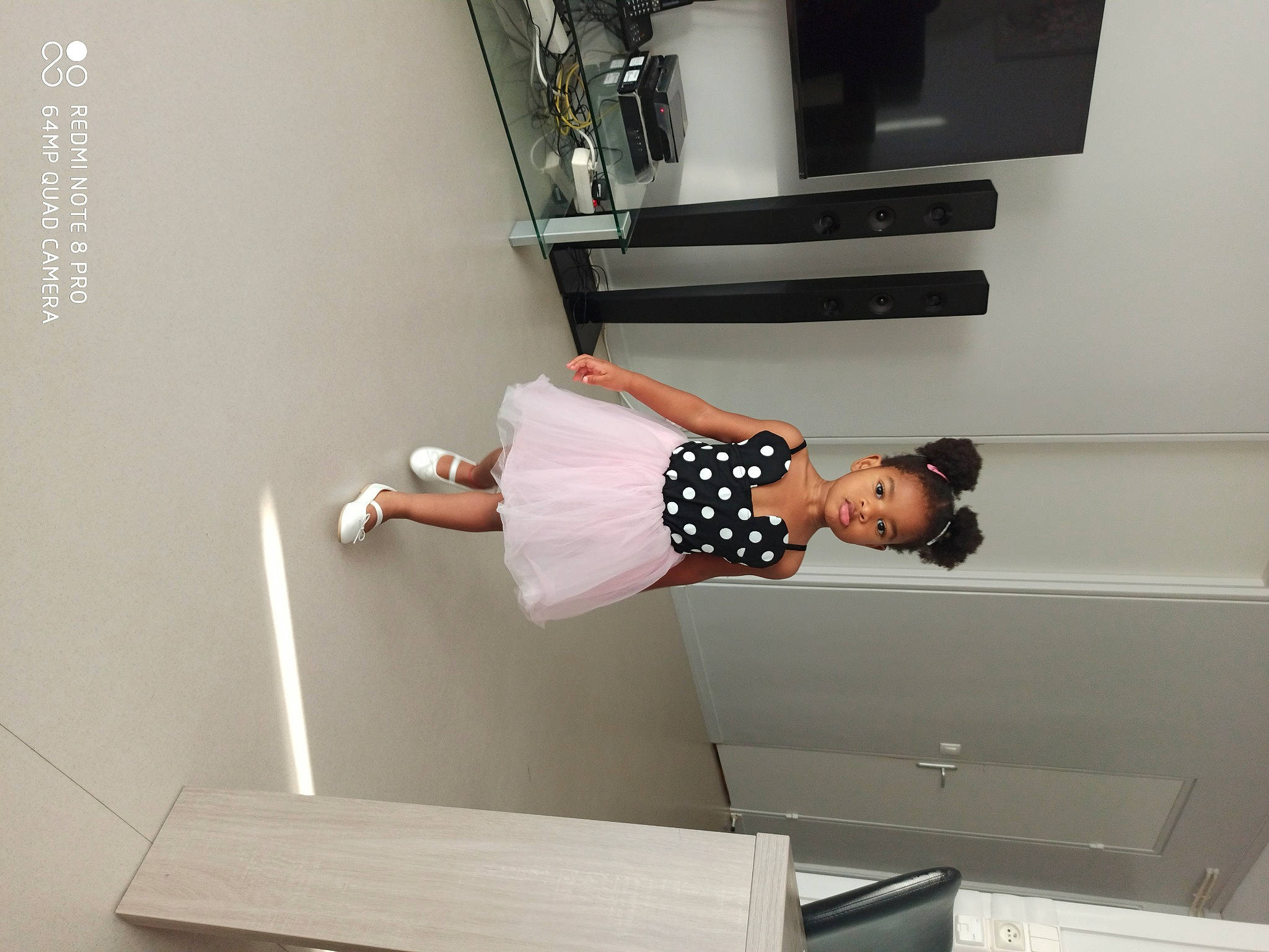 Aïssatou a rejoint le concours — aidez-le/la à gagner de superbes lots ! calf, cocktail_dress, comfort, dress, elbow, fashion_design, flooring, hardwood, human_leg, joint, knee, leg, person, room, sandal, shoulder, stairs, thigh, waist, white