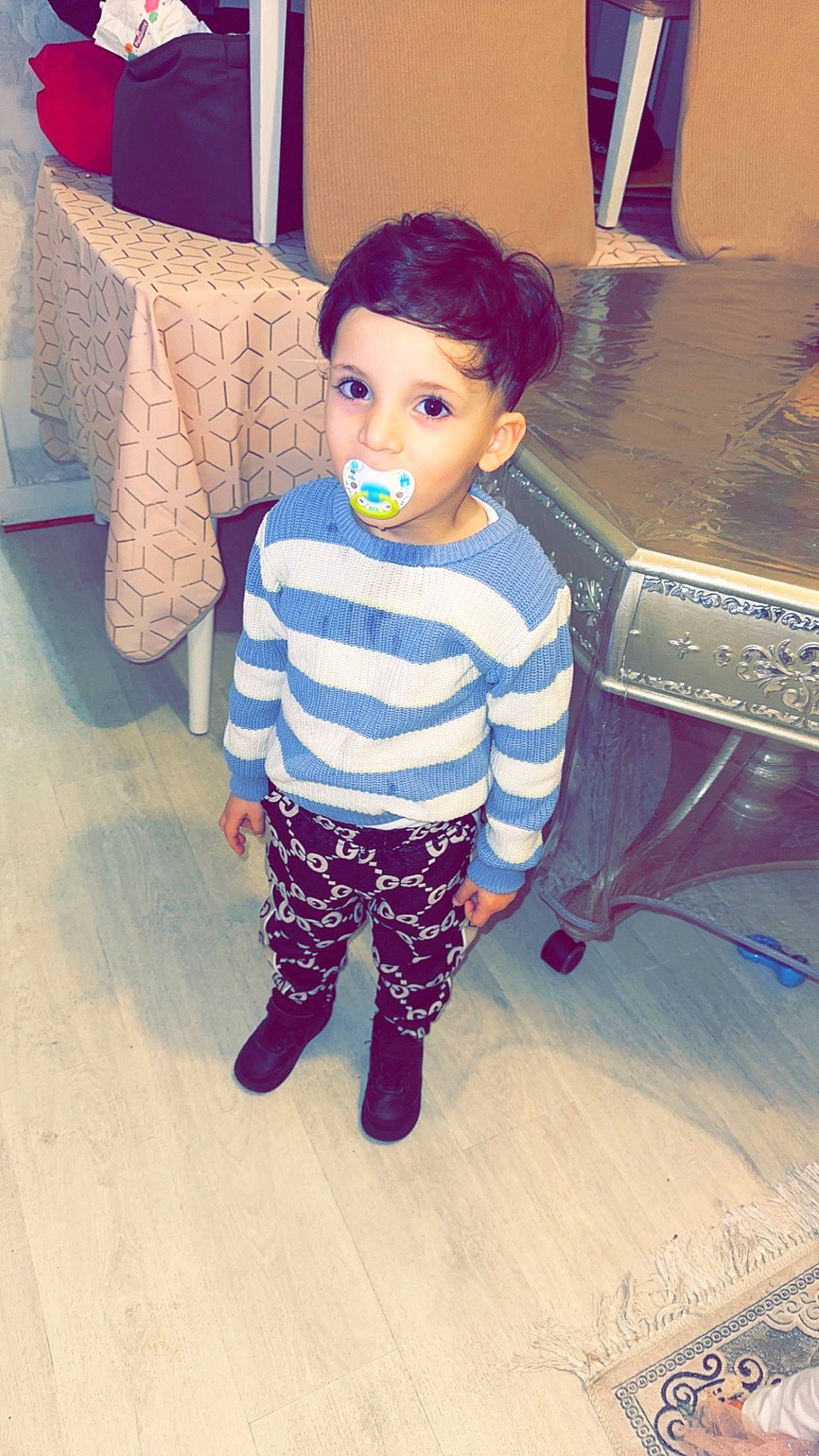 Looay a rejoint le concours — aidez-le/la à gagner de superbes lots ! baby_toddler_clothing, child, computer_keyboard, electric_blue, eyewear, fashion_design, floor, flooring, fun, happy, head, pajamas, pattern, person, play, room, sitting, sleeve, t_shirt, toddler