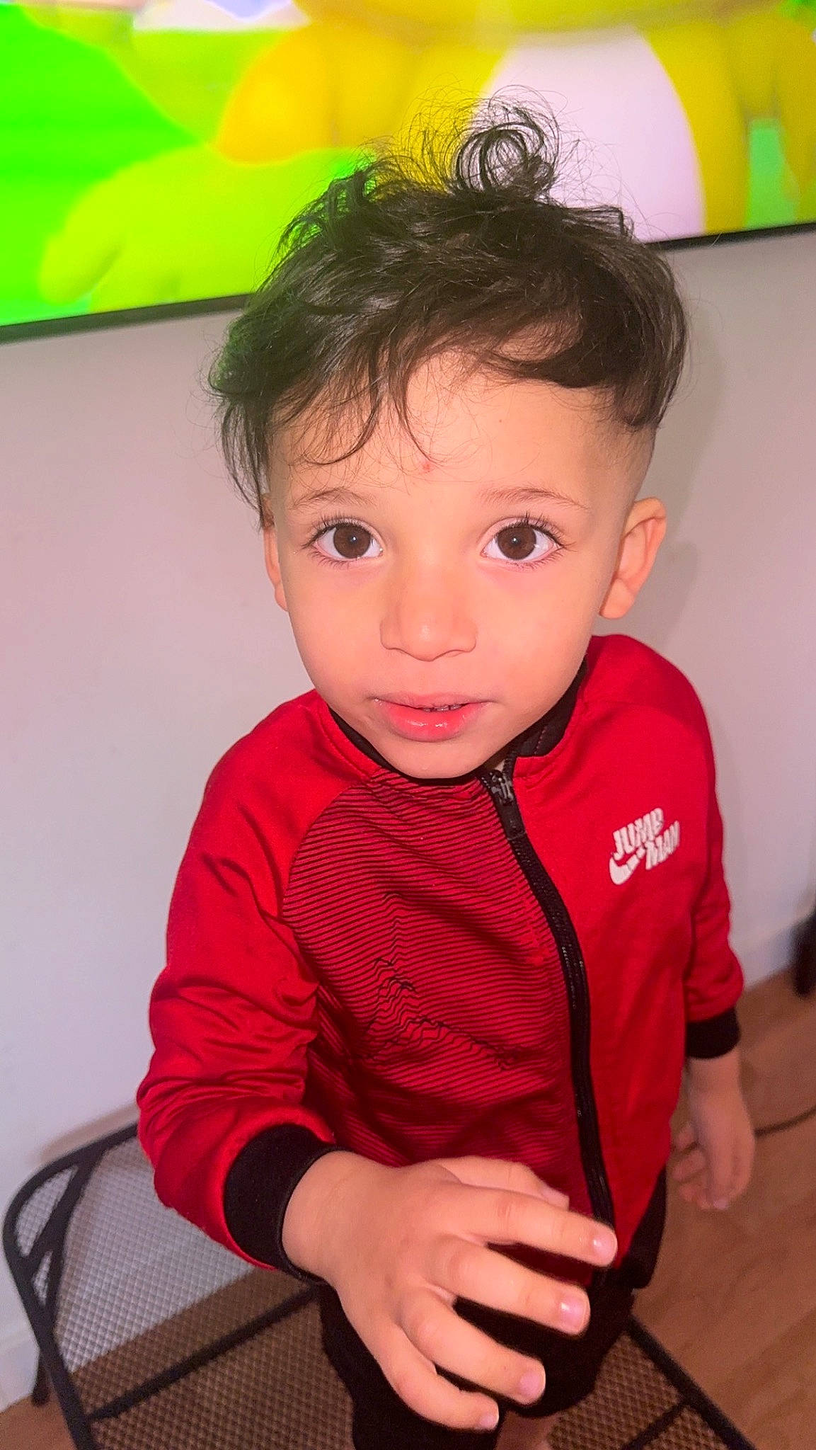 Looay a rejoint le concours — aidez-le/la à gagner de superbes lots ! baby_toddler_clothing, cheek, child, chin, eye, eyelash, flooring, fun, hair, hairstyle, happy, head, iris, person, play, room, sitting, skin, sleeve, t_shirt