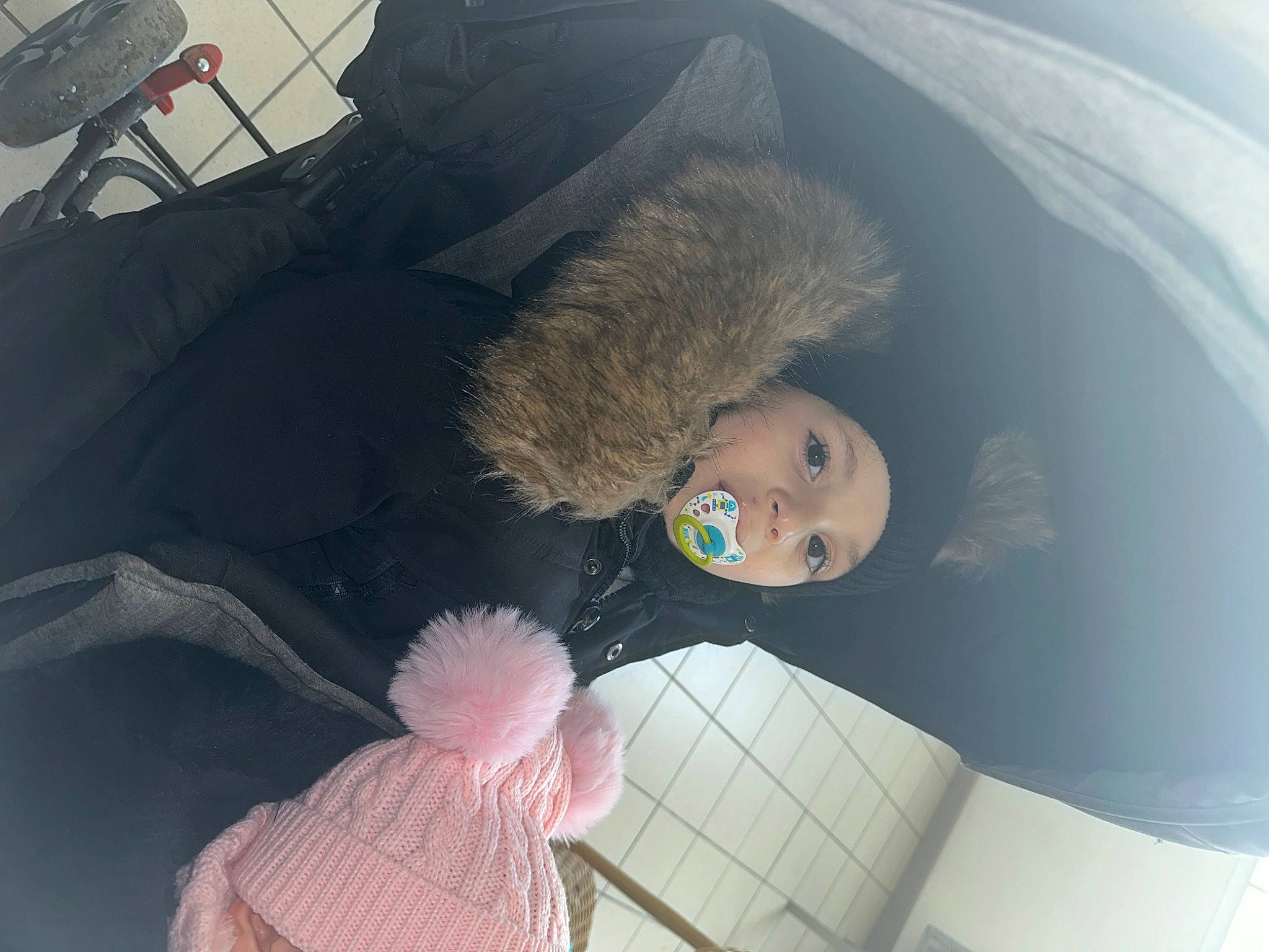 Looay a rejoint le concours — aidez-le/la à gagner de superbes lots ! auto_part, automotive_exterior, automotive_window_part, car_seat, child, doll, eyelash, eyewear, family_car, fashion_accessory, fun, fur, headwear, luxury_vehicle, person, plush, selfie, stuffed_toy, teddy_bear, toy