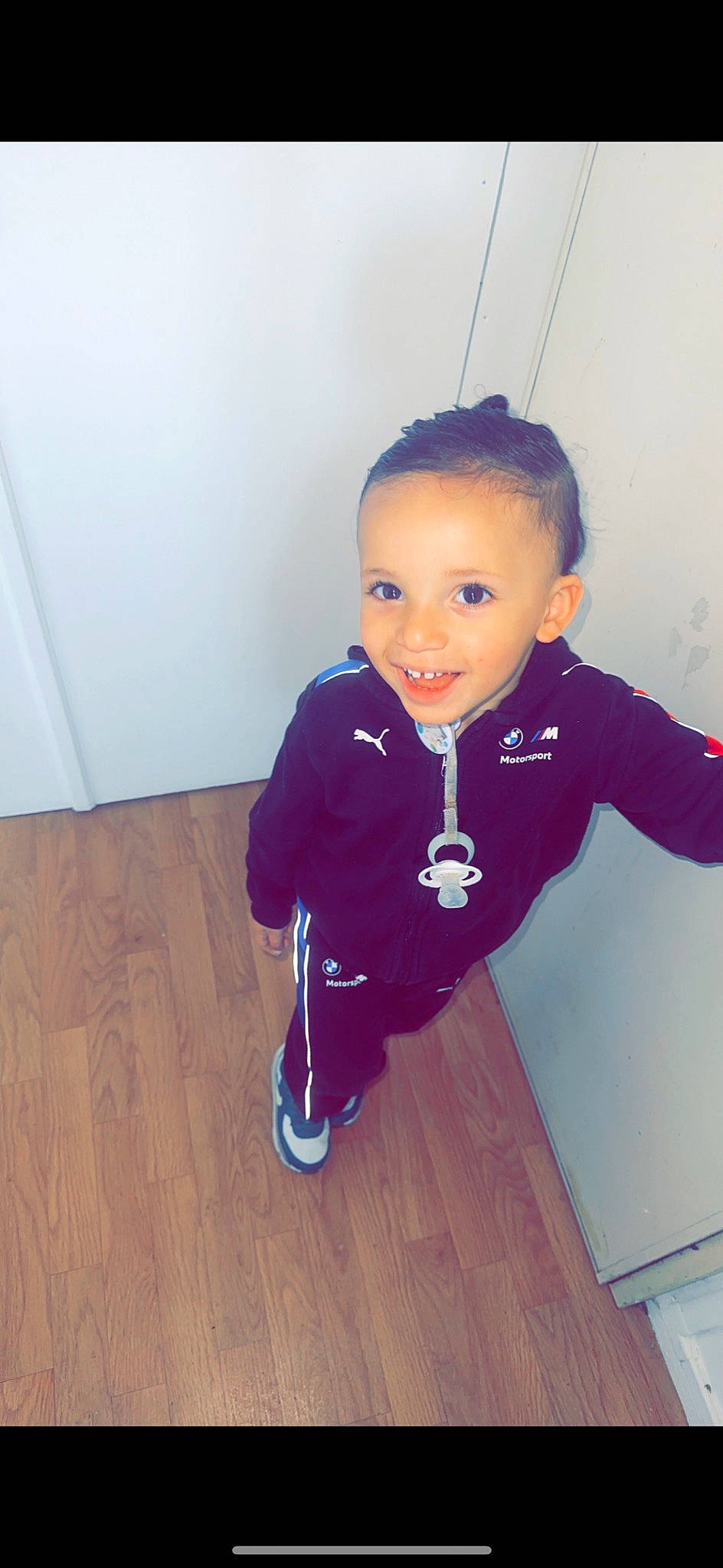 Looay participe au concours pour gagner de l'argent avec cette photo : baby_toddler_clothing, cheek, child, cool, electric_blue, face, floor, flooring, happy, hardwood, joy, knee, person, sleeve, smile, sportswear, sweatpant, t_shirt, toddler, varnish