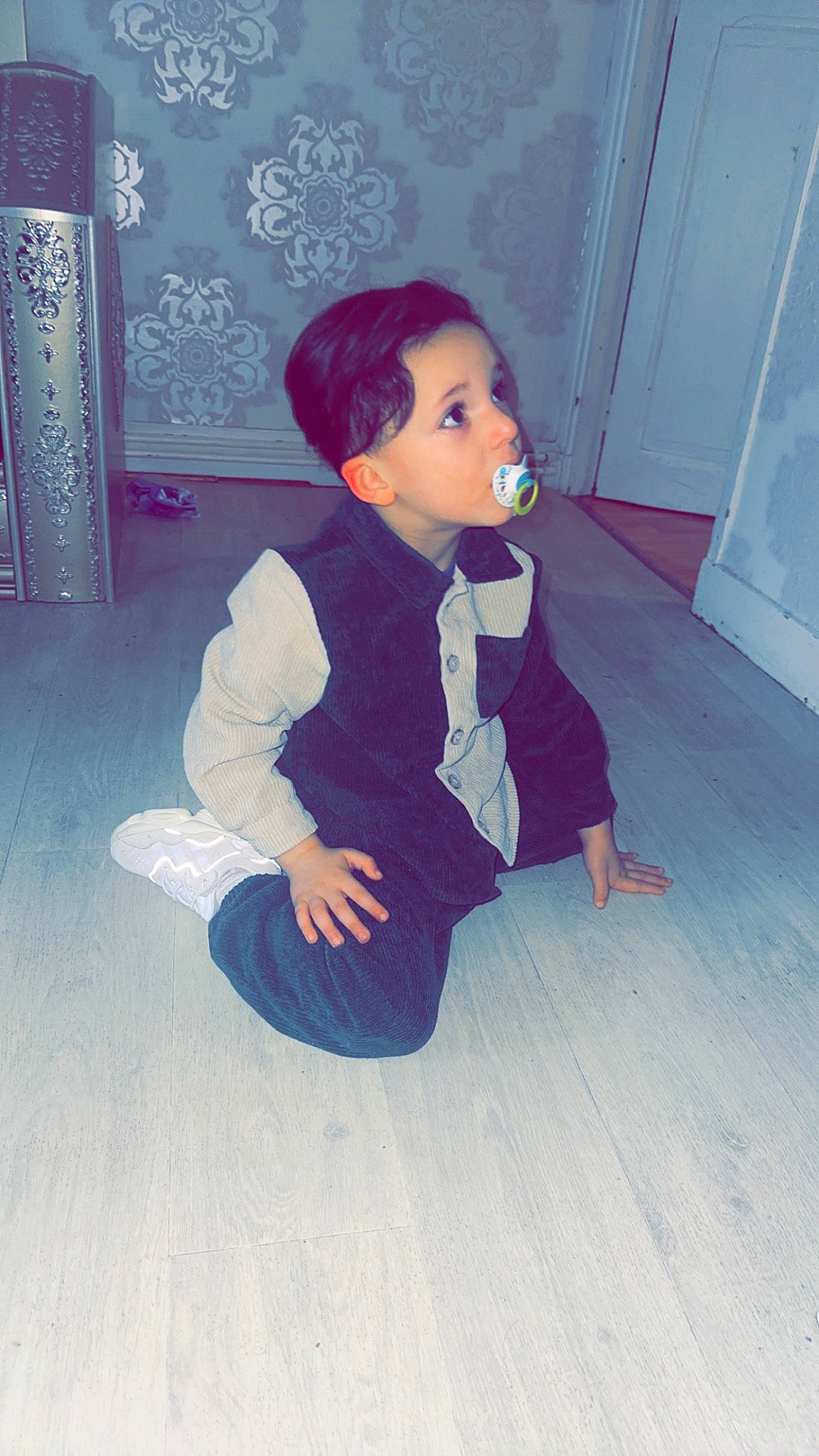 Looay a rejoint le concours — aidez-le/la à gagner de superbes lots ! baby_toddler_clothing, door, electric_blue, floor, flooring, hair, happy, hat, human_body, jacket, knee, outerwear, person, shoulder, sleeve, sportswear, t_shirt, thigh, tints_and_shades, toddler