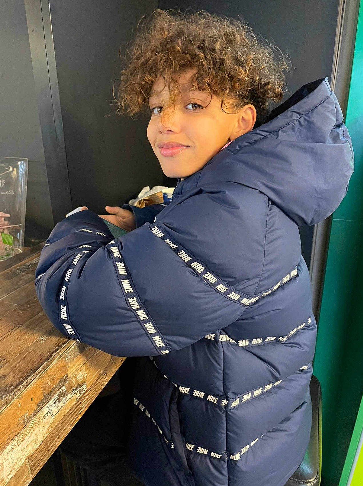 Chemsy participe au concours pour gagner de l'argent avec cette photo : child, desk, electric_blue, fashion_design, flash_photography, fun, happy, person, sitting, sleeve, table, toddler, wood