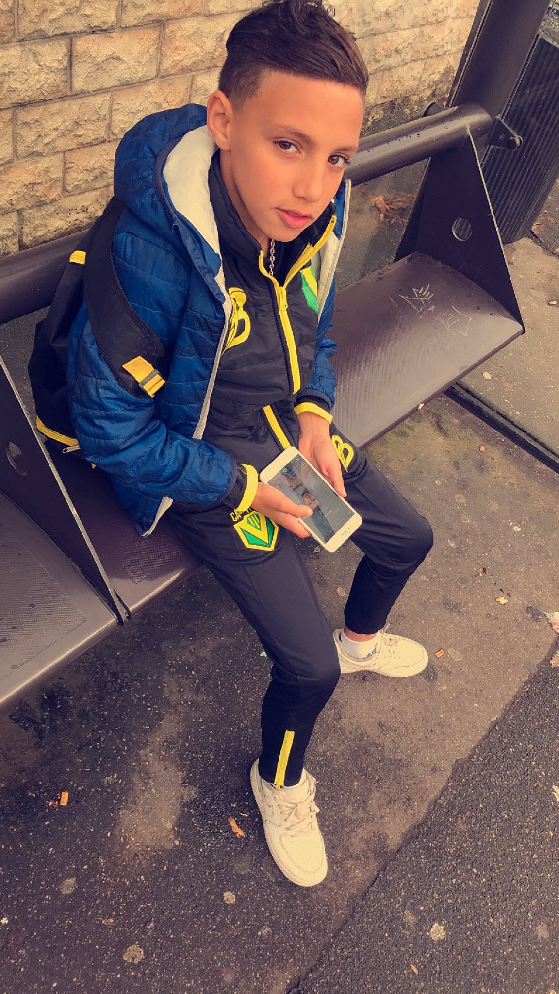 Chemsy participe au concours pour gagner de l'argent avec cette photo : asphalt, audio_equipment, denim, electric_blue, eyewear, face, flooring, fun, glove, head, human_leg, person, personal_protective_equipment, recreation, shoe, sitting, sleeve, sneakers, sportswear, t_shirt