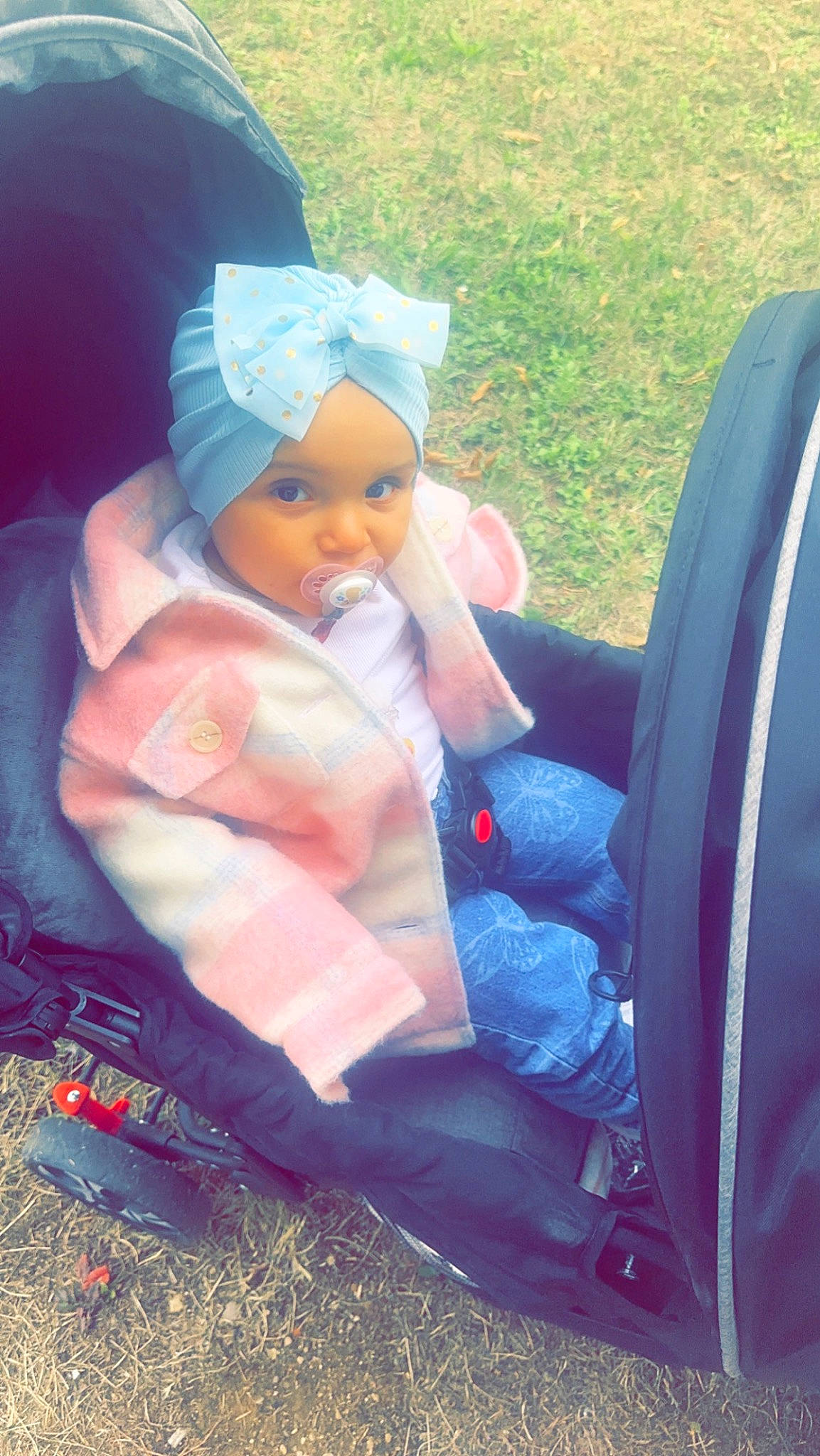 Alma a rejoint le concours — aidez-le/la à gagner de superbes lots ! automotive_tire, baby, baby_carriage, baby_products, car_seat, electric_blue, fun, grass, hat, headwear, lap, leisure, motor_vehicle, person, plant, recreation, sitting, tire, toddler, tree