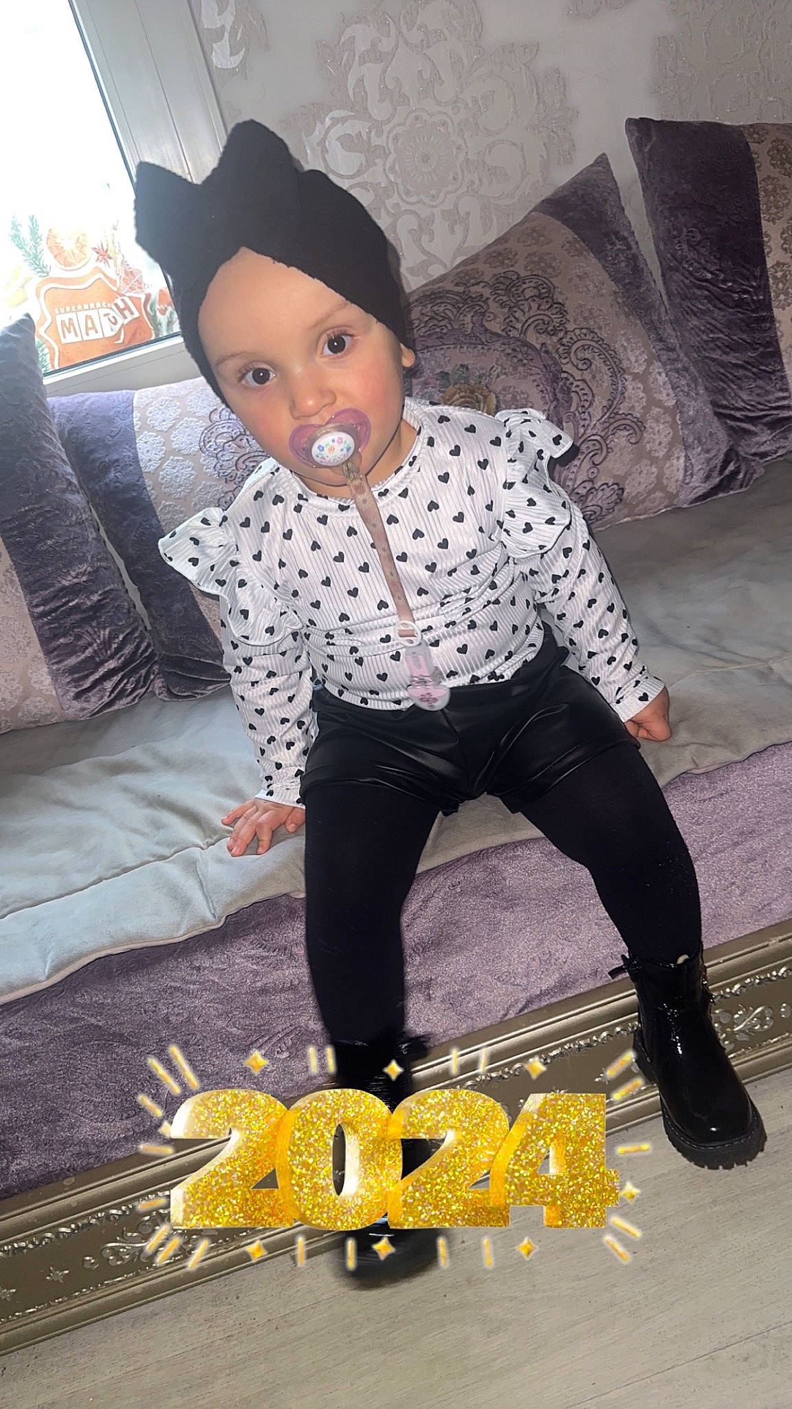 Alma participe au concours pour gagner de l'argent avec cette photo : cap, comfort, cool, costume_hat, couch, fashion_accessory, fashion_design, flooring, font, formal_wear, fun, headwear, pattern, person, publication, sitting, sleeve, sun_hat, textile, thigh