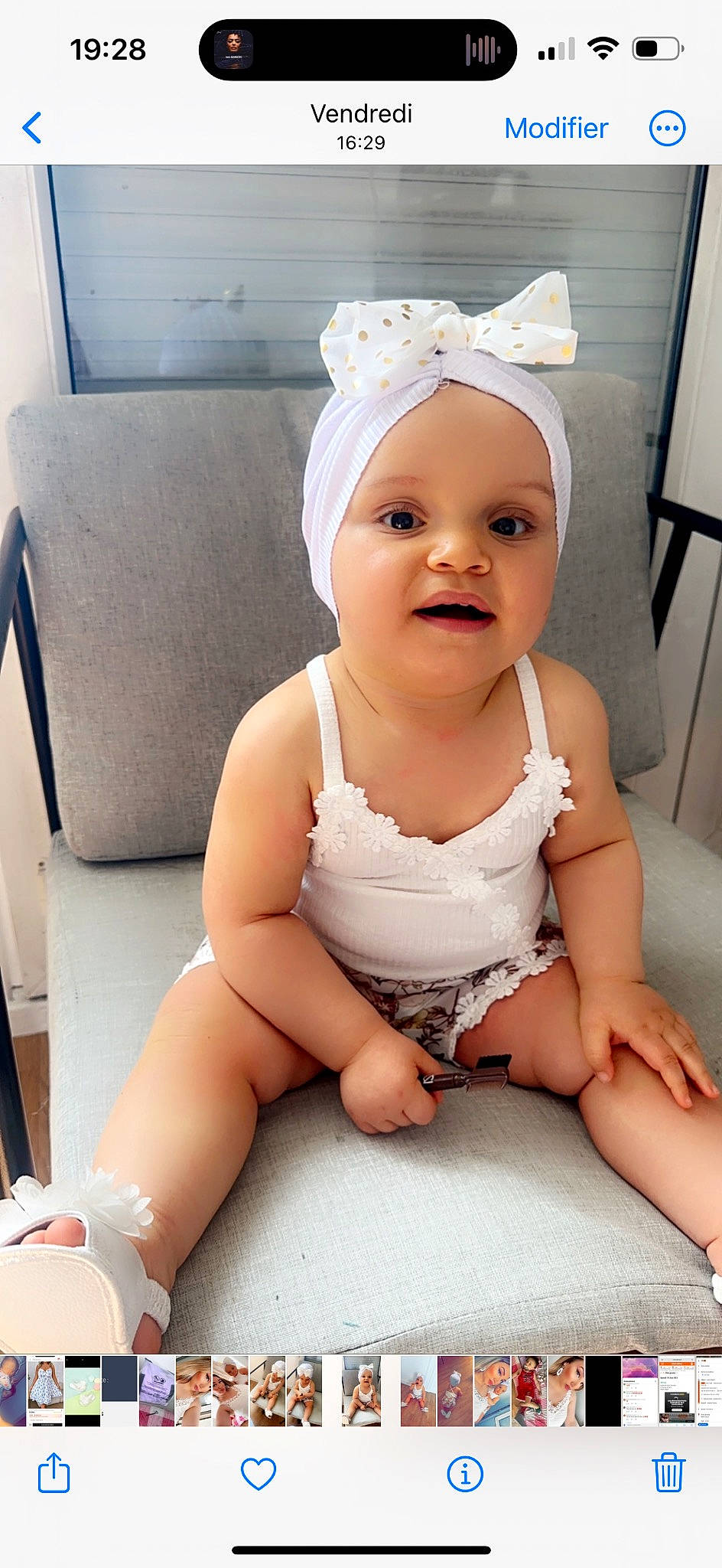Alma participe au concours pour gagner de l'argent avec cette photo : baby, baby_toddler_clothing, cap, child, comfort, finger, flooring, happy, headgear, headwear, human_body, human_leg, knee, person, sitting, skin, sleeve, smile, thigh, thumb