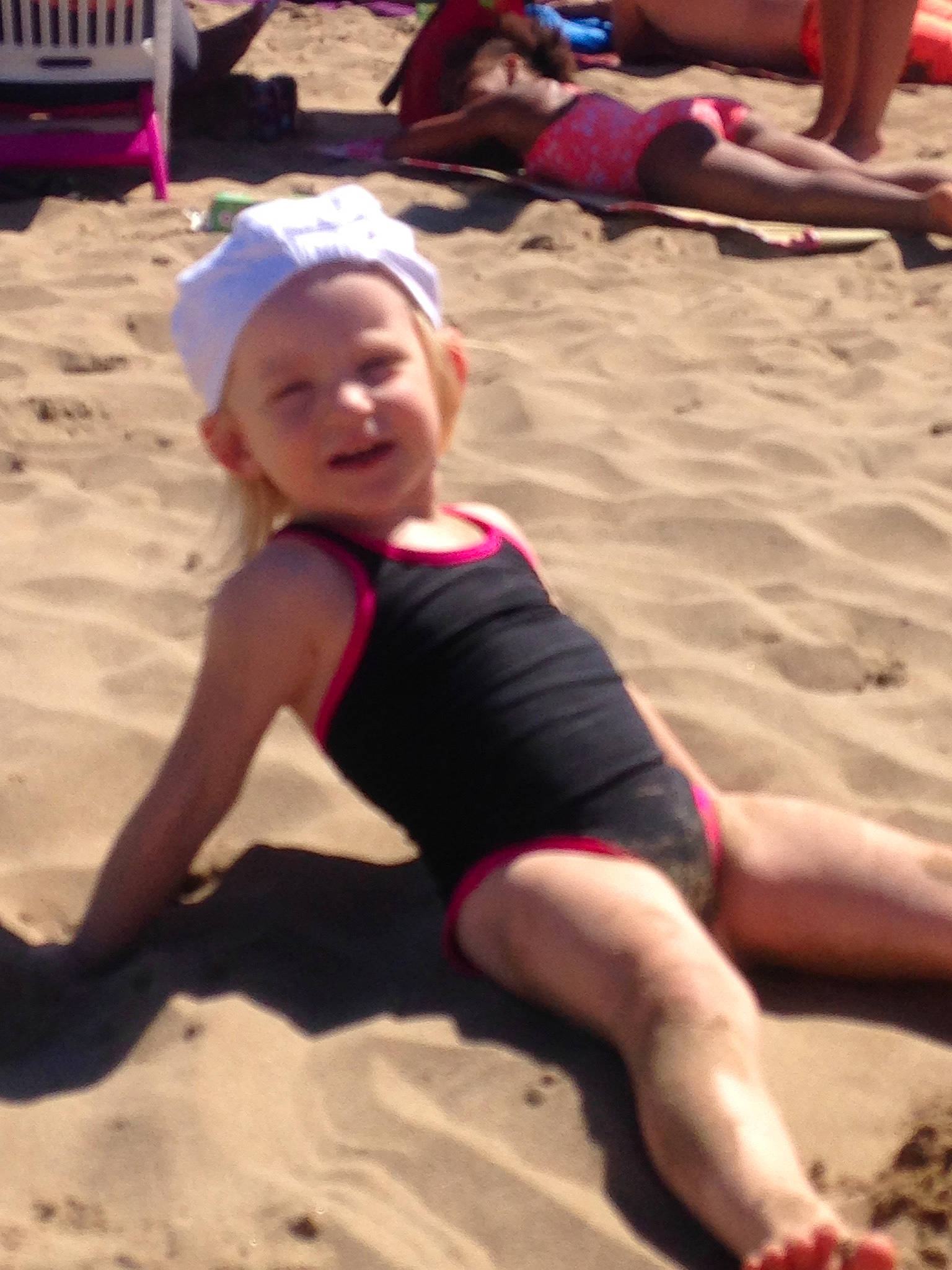 Kaly a rejoint le concours — aidez-le/la à gagner de superbes lots ! beach, child, fun, headgear, leg, person, play, sand, smile, summer, sun_tanning, vacation