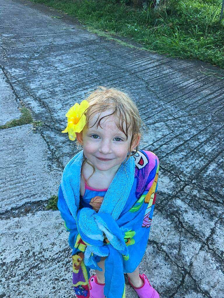 Kaly a rejoint le concours — aidez-le/la à gagner de superbes lots ! child, fun, iris, joy, person, plant, play, smile, summer, toddler, tree, vacation, water