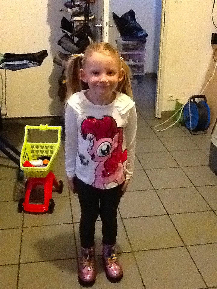 Kaly participe au concours pour gagner de l'argent avec cette photo : child, footwear, fun, joy, person, play, shoe, t_shirt, toddler