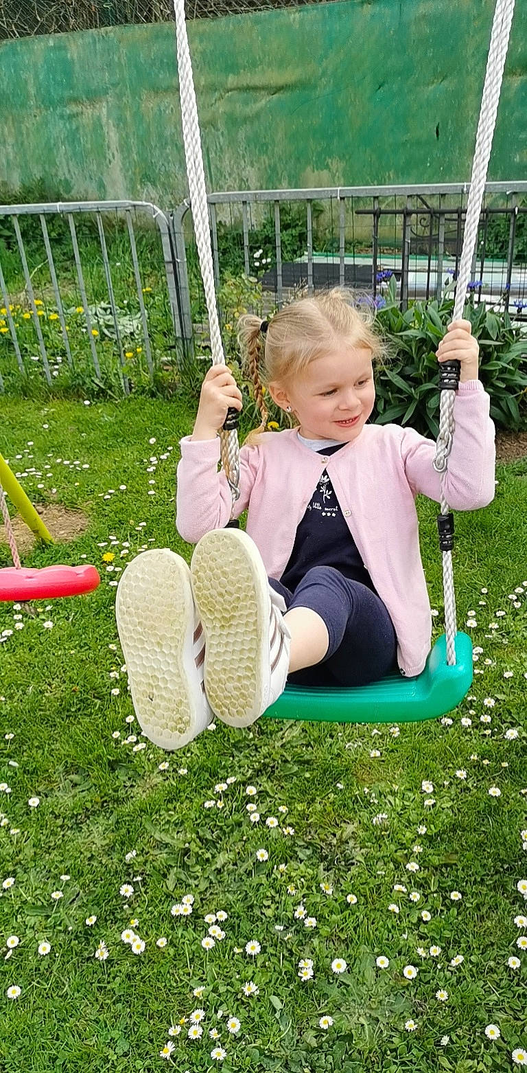 Léanna participe au concours pour gagner de l'argent avec cette photo : baby_toddler_clothing, child, city, fence, fun, grass, green, happy, human_body, joy, lawn, leg, leisure, outdoor_play_equipment, outdoor_recreation, people_in_nature, person, plant, playground, recreation