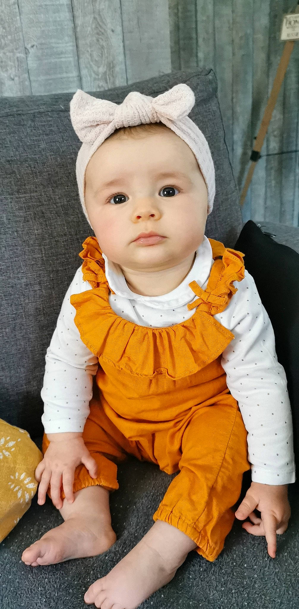 Mélia a rejoint le concours — aidez-le/la à gagner de superbes lots ! baby, baby_toddler_clothing, cap, cheek, child, collar, dress, eye, fashion_accessory, happy, human_body, iris, lip, nose, outerwear, person, sitting, sleeve, textile, toddler