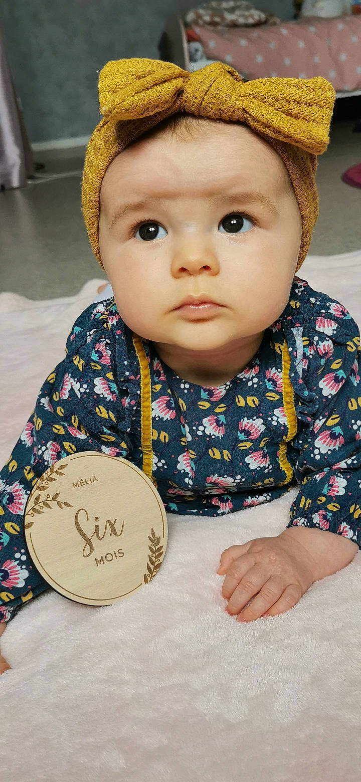 Mélia a rejoint le concours — aidez-le/la à gagner de superbes lots ! baby_toddler_clothing, cap, cheek, chin, eye, facial_expression, hairstyle, happy, hat, head, human, iris, lip, nose, organ, outerwear, person, photograph, skin, sleeve